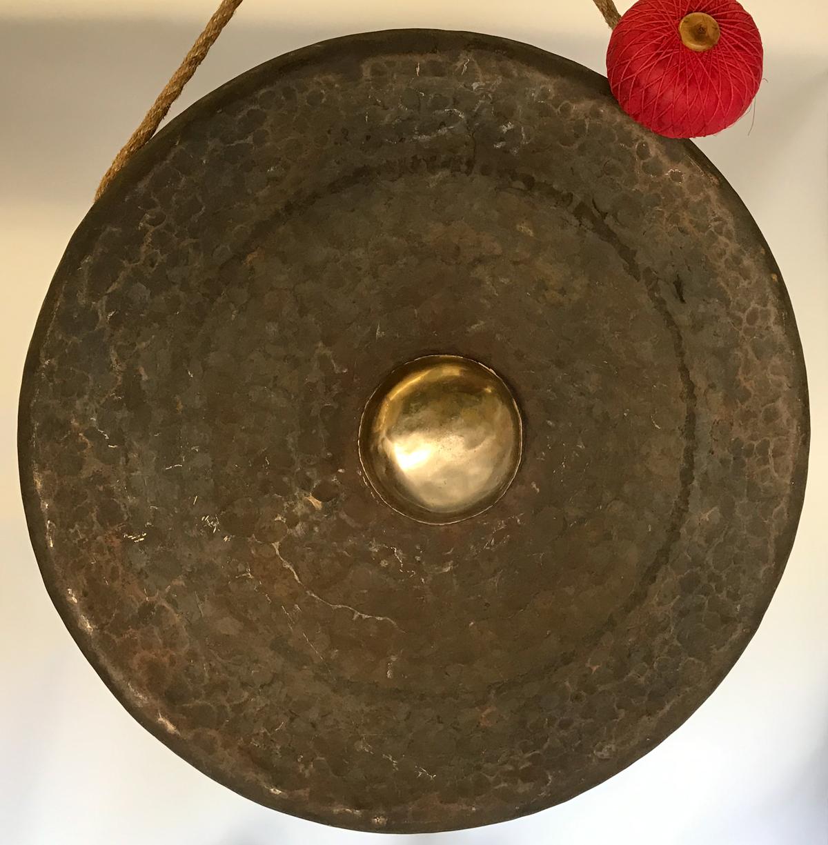 Hand-hammered bronze gong, made in Indonesia. Gorgeous tone! Red striker.
