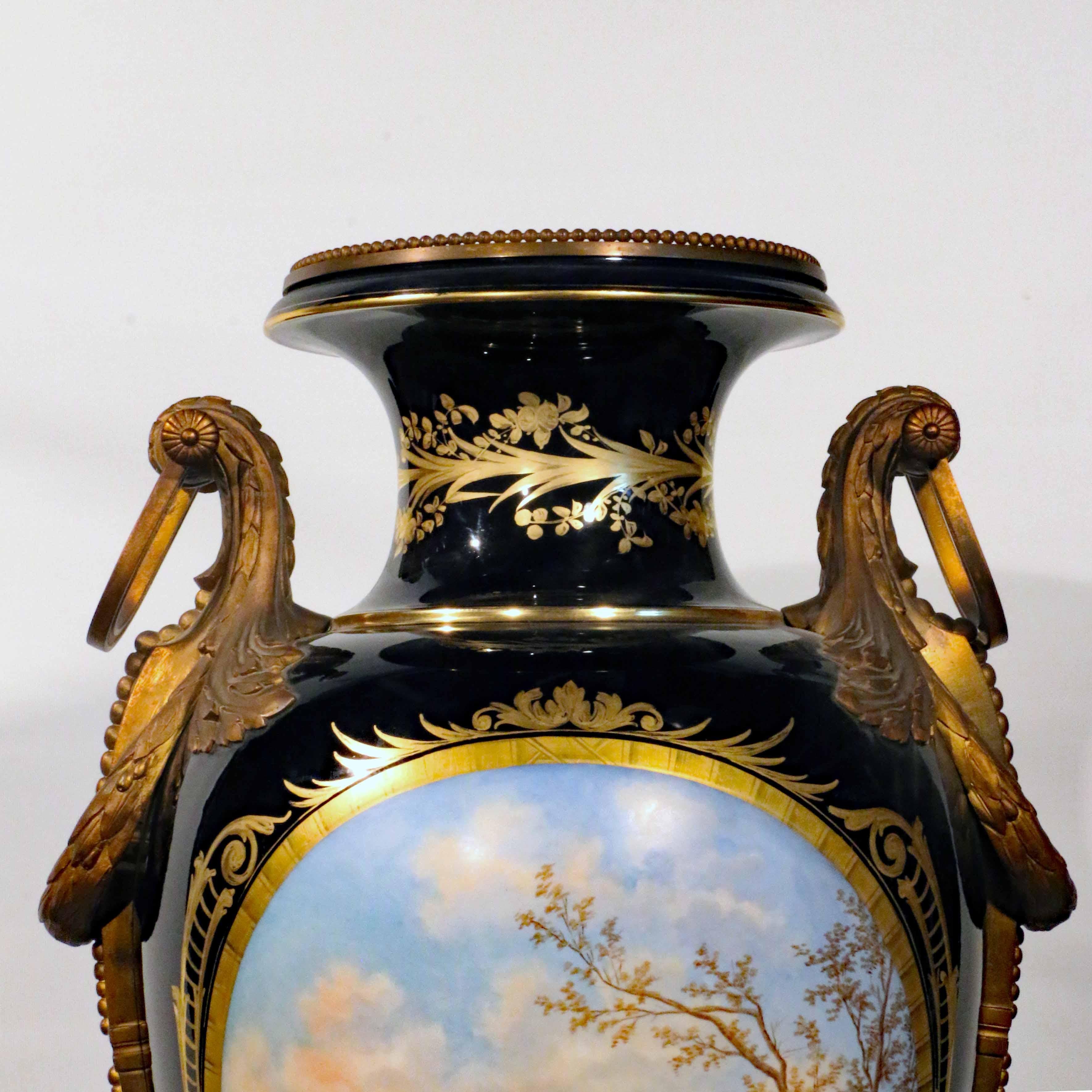 vase bleu nuit sevres