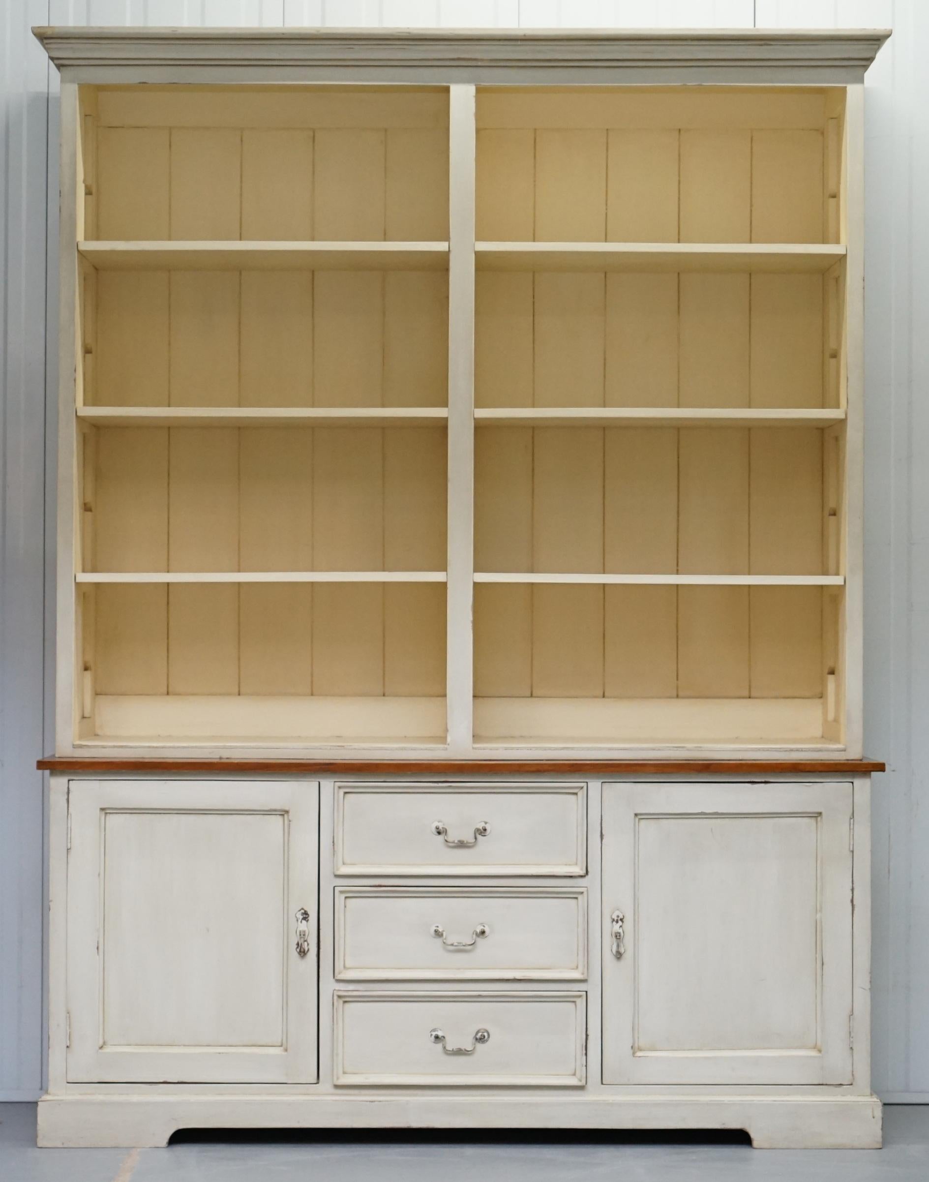We are delighted to offer for sale this stunning Shaker-inspired kitchen haberdashery cupboard bookcase cabinet.

A very good looking and well made vintage piece of furniture, it's around 40-50 years old, made from solid oak, the shelves are all