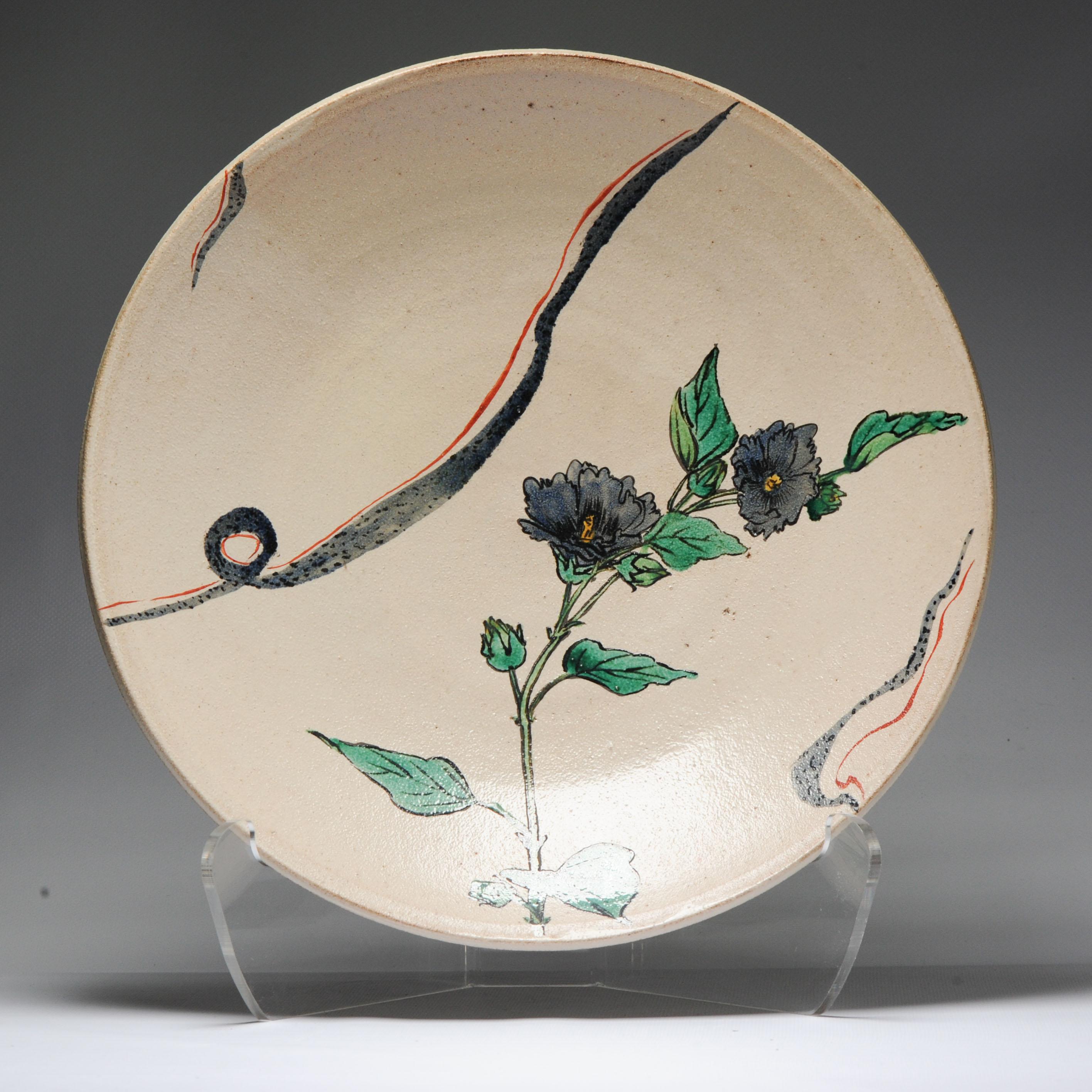 Very Large Showa Period Japanese 20th Century Porcelain Kutani Flowers Plate In Excellent Condition For Sale In Amsterdam, Noord Holland