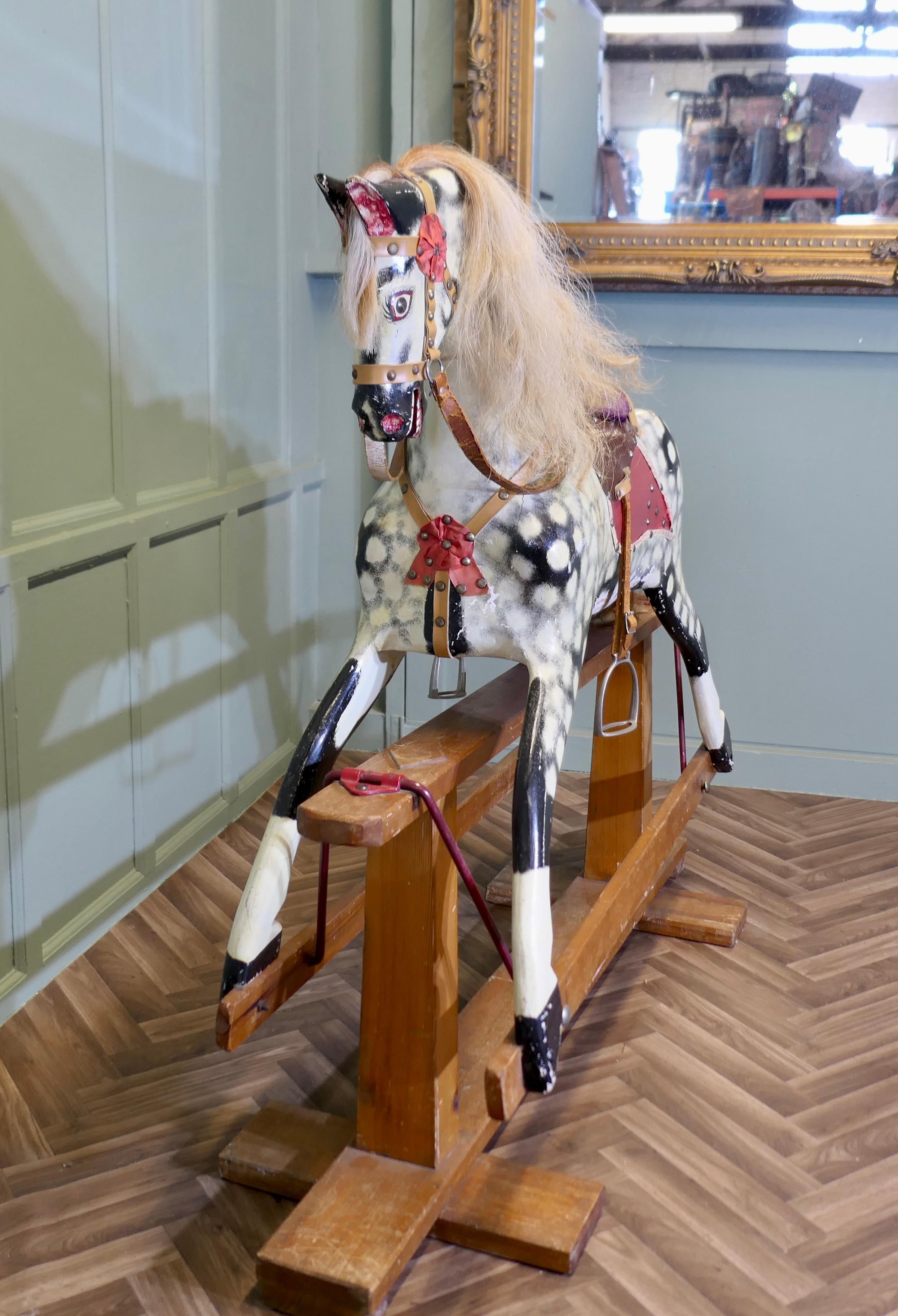 Cavallo a dondolo Collinson di dimensioni molto grandi    Un bel galoppino grigio ramato In condizioni buone in vendita a Godshill, Isle of Wight