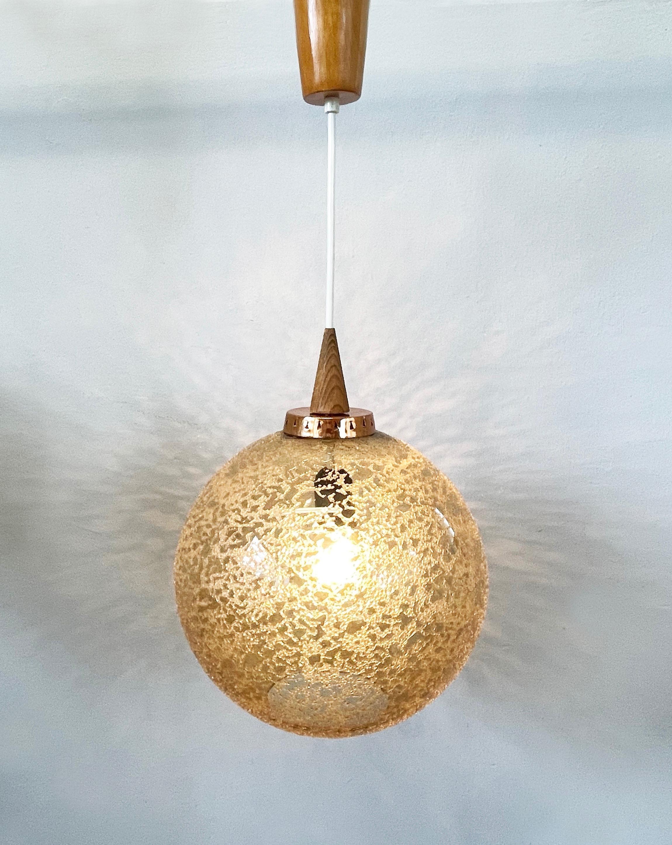 Mid-Century Modern Très grande lampe à suspension Globe en verre fumé, cristaux de neige fondante, Allemagne, années 1970 en vente