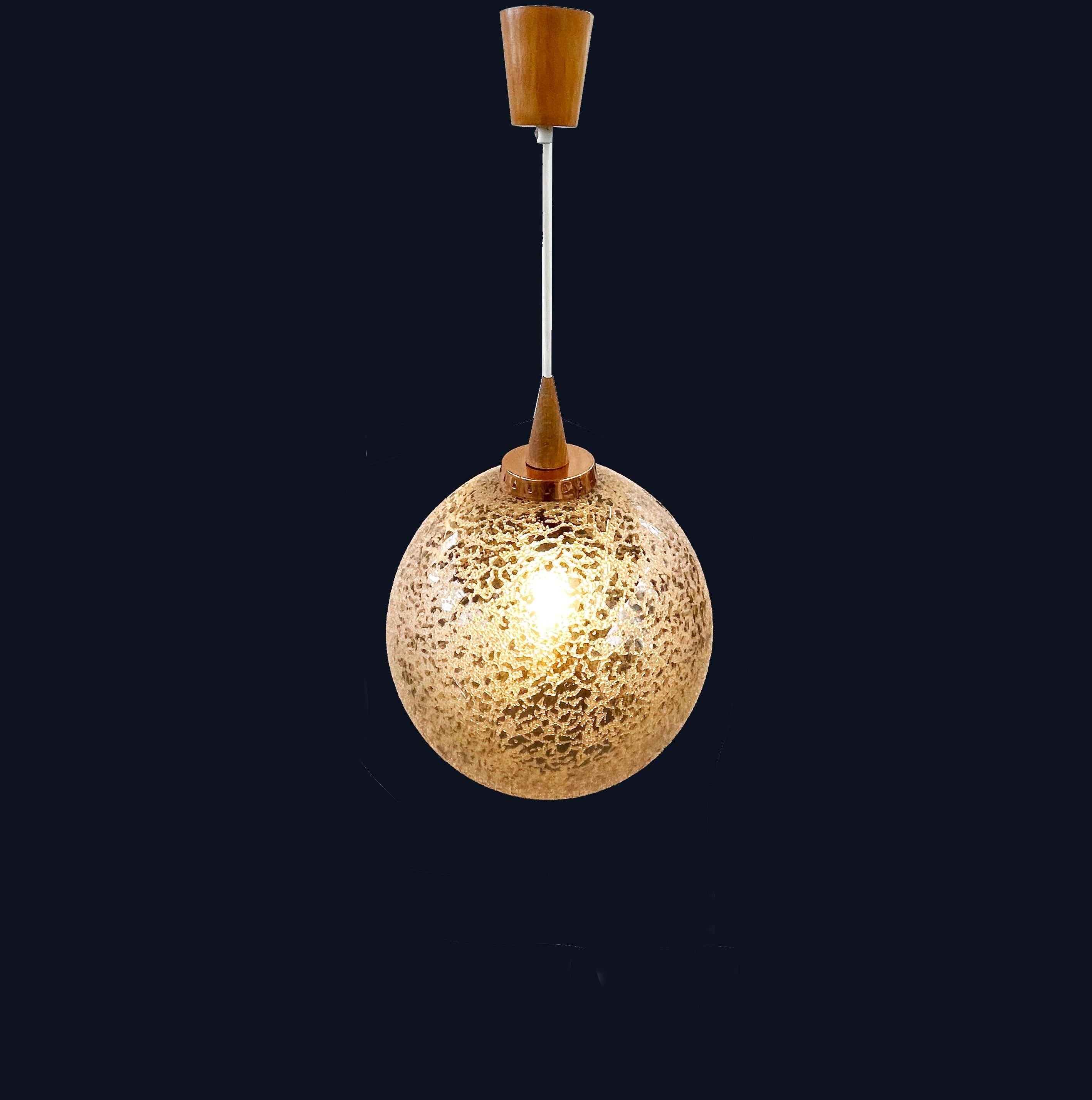 Allemand Très grande lampe à suspension Globe en verre fumé, cristaux de neige fondante, Allemagne, années 1970 en vente