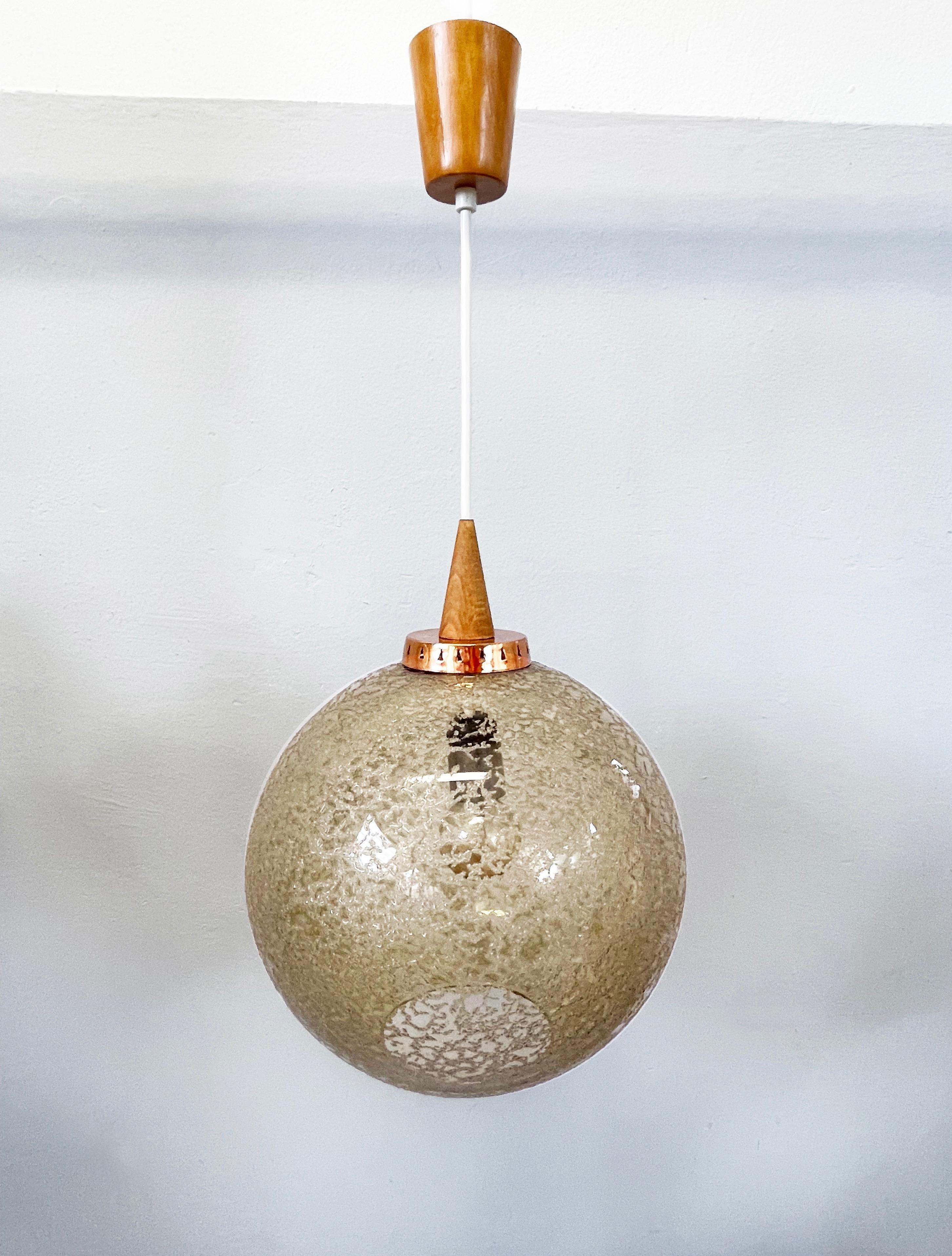 Fait main Très grande lampe à suspension Globe en verre fumé, cristaux de neige fondante, Allemagne, années 1970 en vente