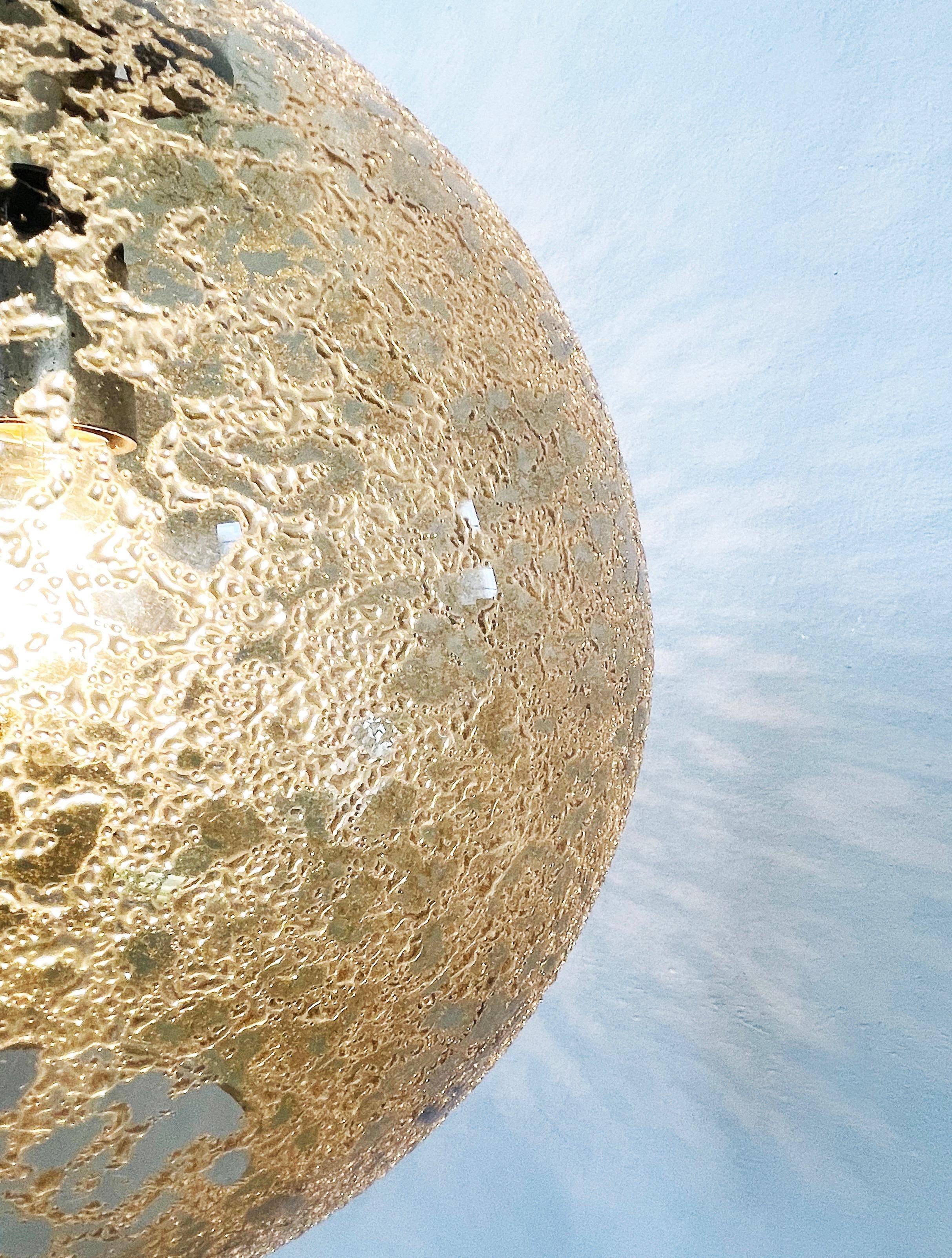 Très grande lampe à suspension Globe en verre fumé, cristaux de neige fondante, Allemagne, années 1970 Bon état - En vente à Andernach, DE