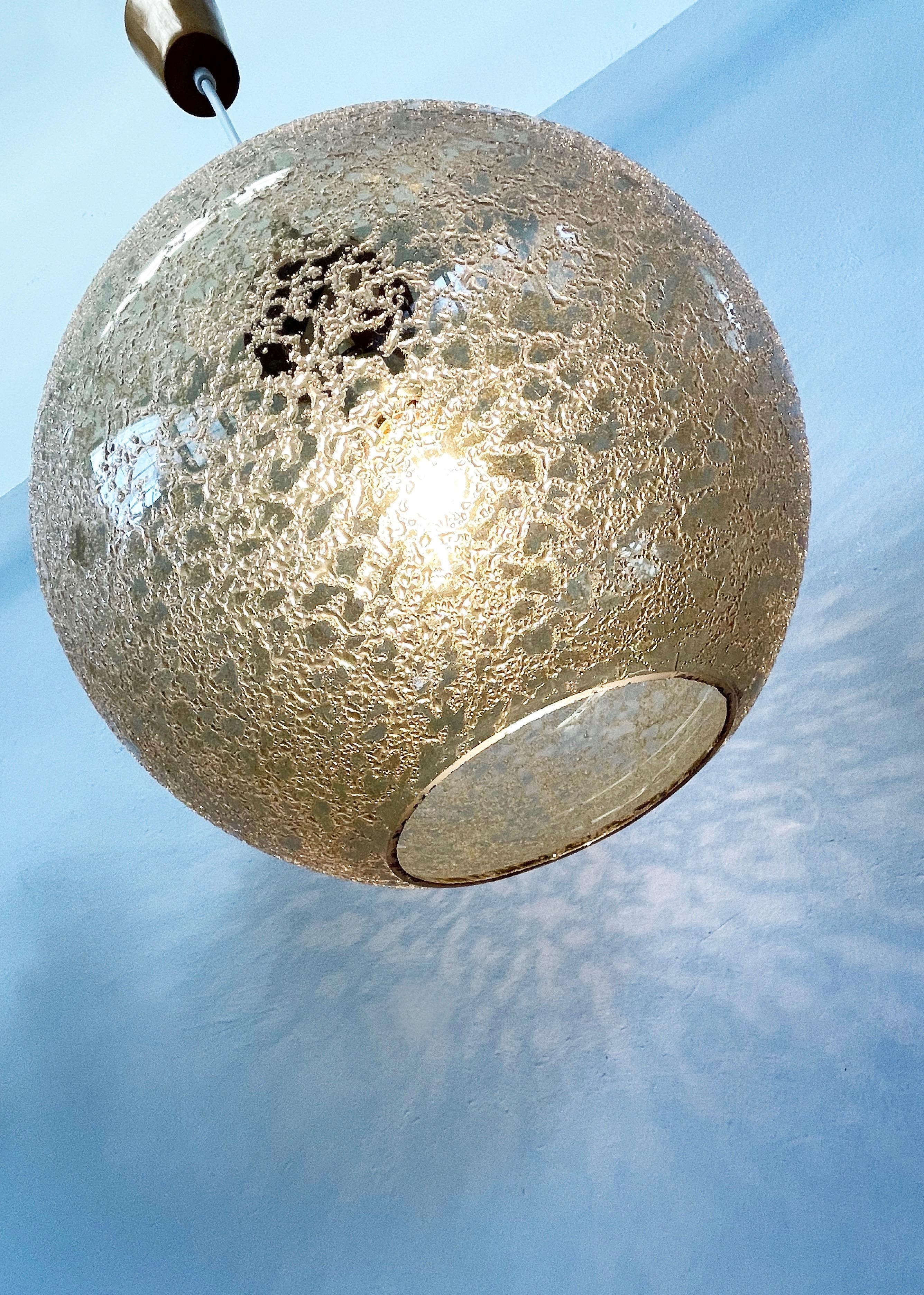 20ième siècle Très grande lampe à suspension Globe en verre fumé, cristaux de neige fondante, Allemagne, années 1970 en vente