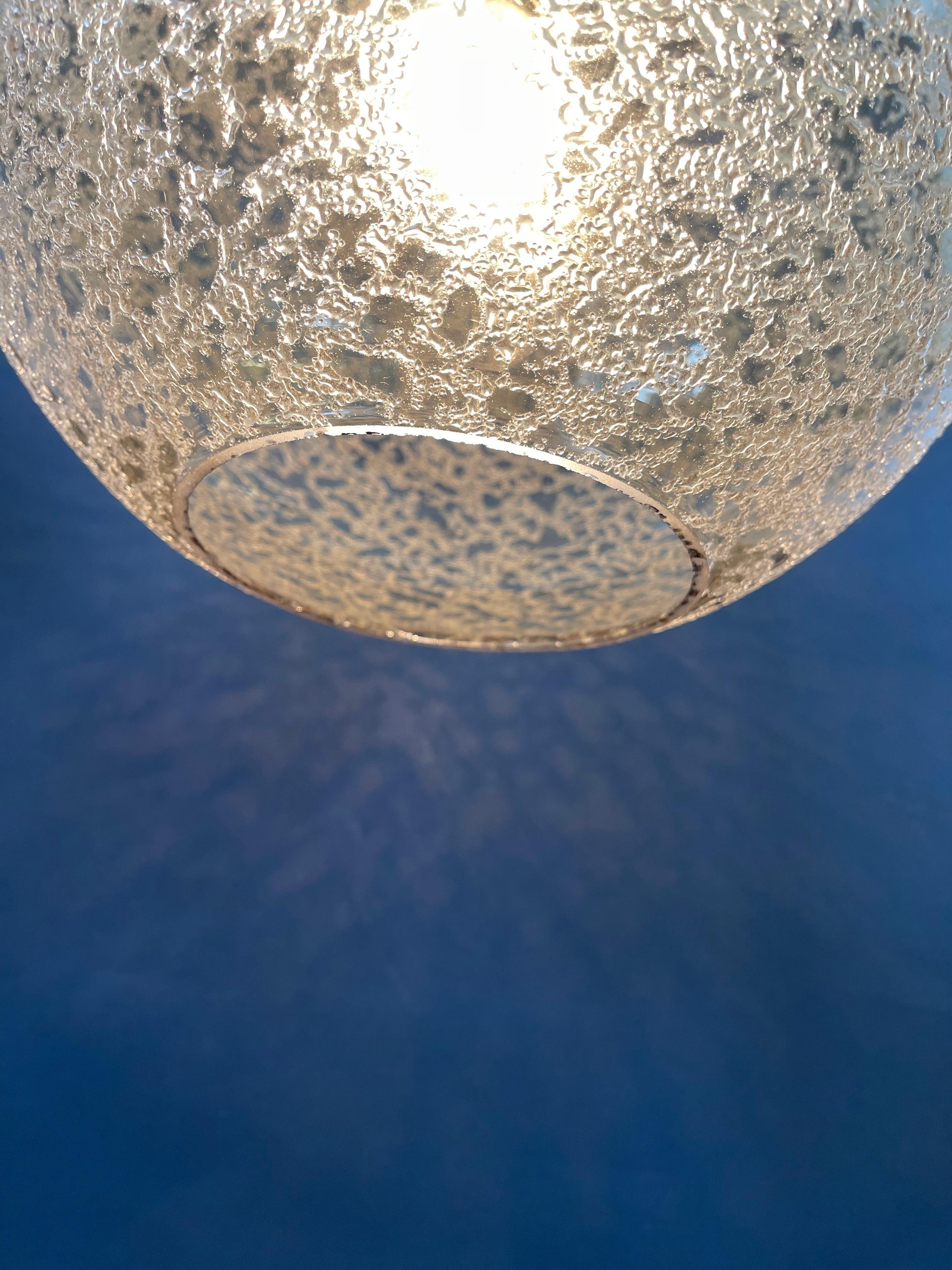 Verre Très grande lampe à suspension Globe en verre fumé, cristaux de neige fondante, Allemagne, années 1970 en vente