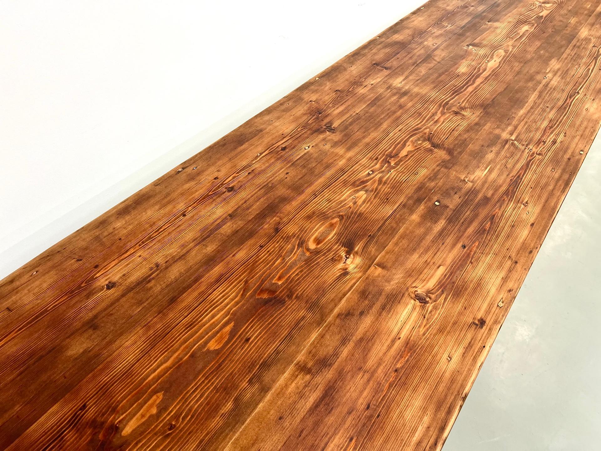 Très grande table de ferme en pin massif, années 1950 en vente 4