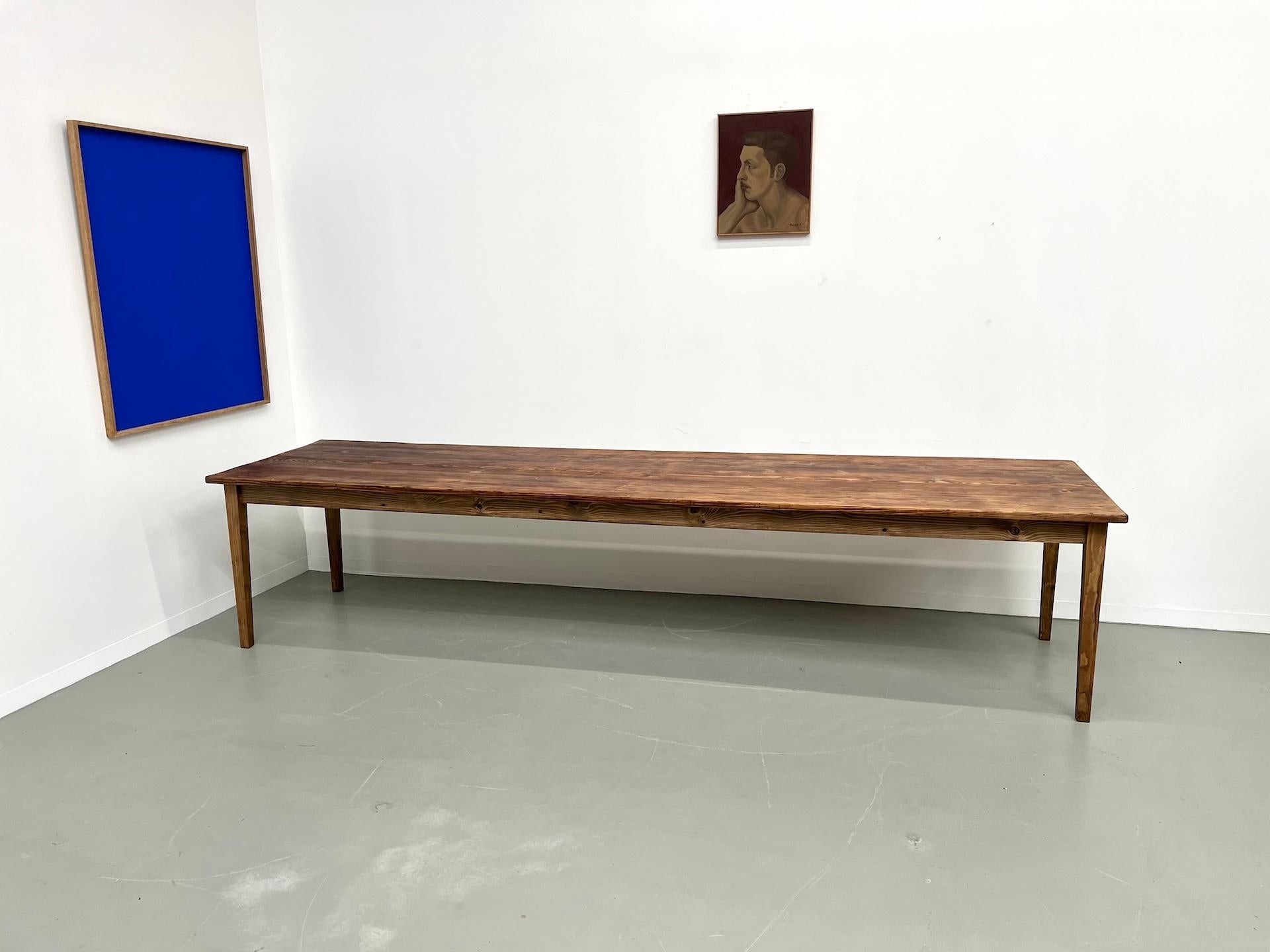 La Maison LECAN présente son coup de cœur : cette superbe table de ferme XXL des années 1950.

Notre ébéniste a entièrement restauré cette table des années 1950, recréé l'ensemble du piètement et ajouté des traverses verticales en pin pour assurer