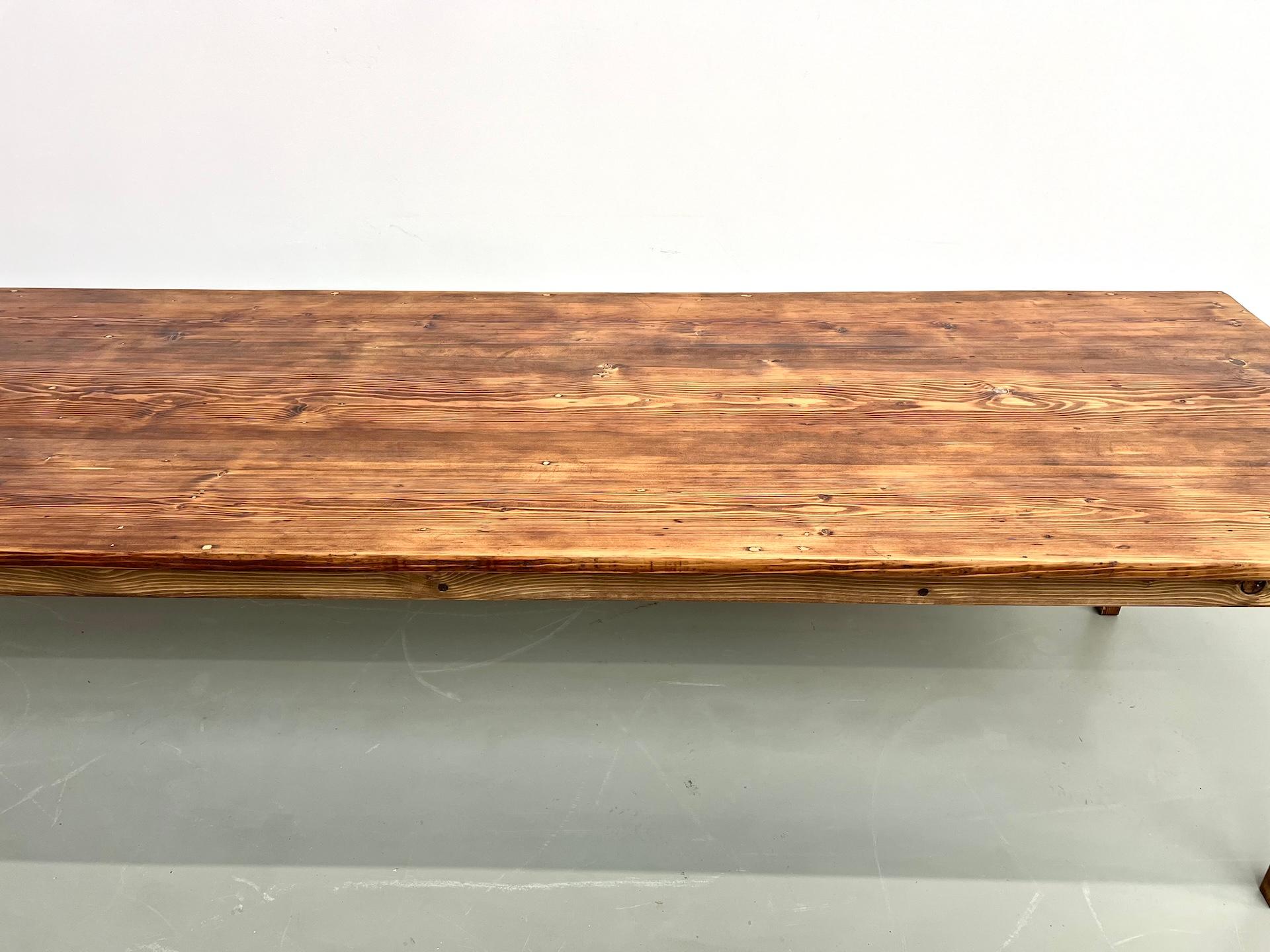 Très grande table de ferme en pin massif, années 1950 Bon état - En vente à LYON, FR