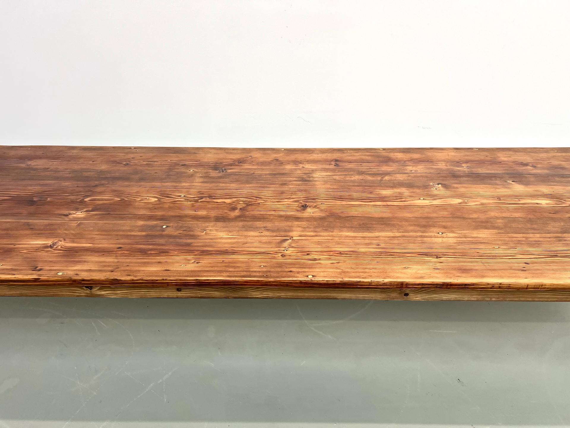 Milieu du XXe siècle Très grande table de ferme en pin massif, années 1950 en vente
