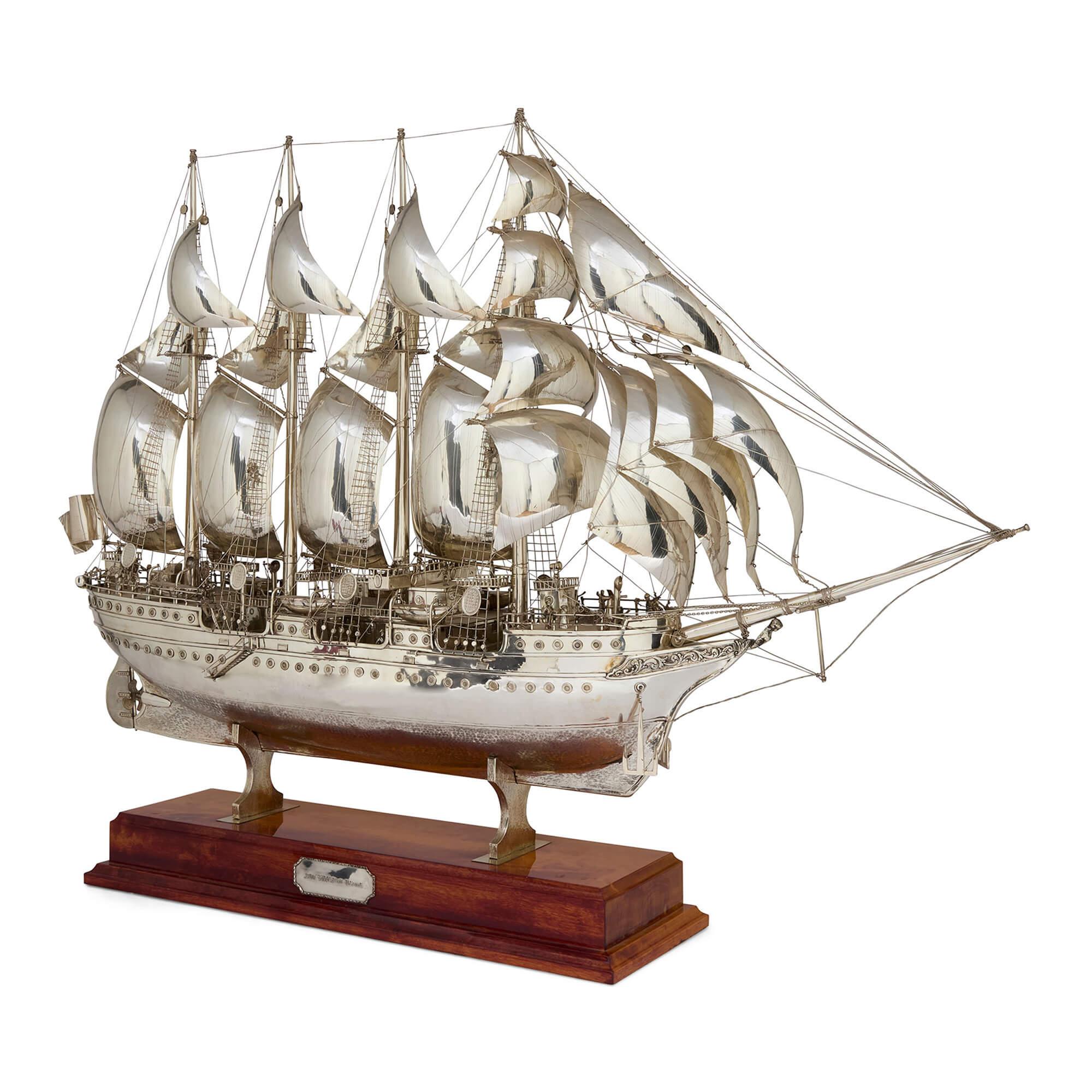 Modelo español muy grande de barco Nef de plata Juan Sebastián Elcano
Español, Siglo XX 
Altura 92 cm, anchura 128 cm, profundidad 23 cm

Este excepcional nef español de plata está basado en el Juan Sebastián Elcano, la célebre goleta de cuatro