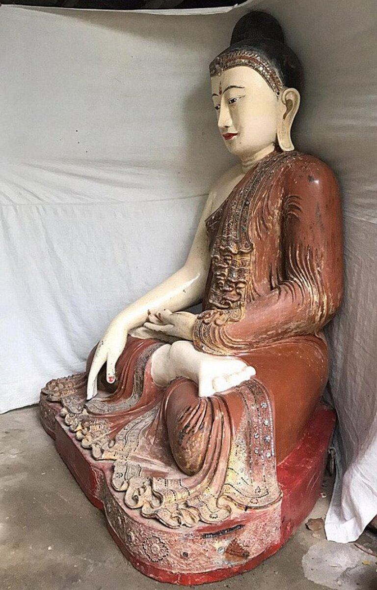 This antique large Buddha statue is a truly unique and special collectible piece. Made of wood, this statue stands at 140 cm high and 125 cm wide. The intricate details on the statue are inlaid with stones and glass, including the eyes, which adds