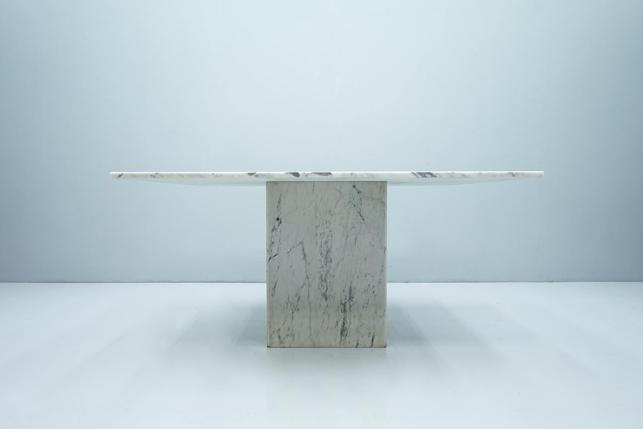 Gro�ßer quadratischer Esstisch aus weißem Carrara-Marmor, Italien, 1980er Jahre (Italienisch) im Angebot
