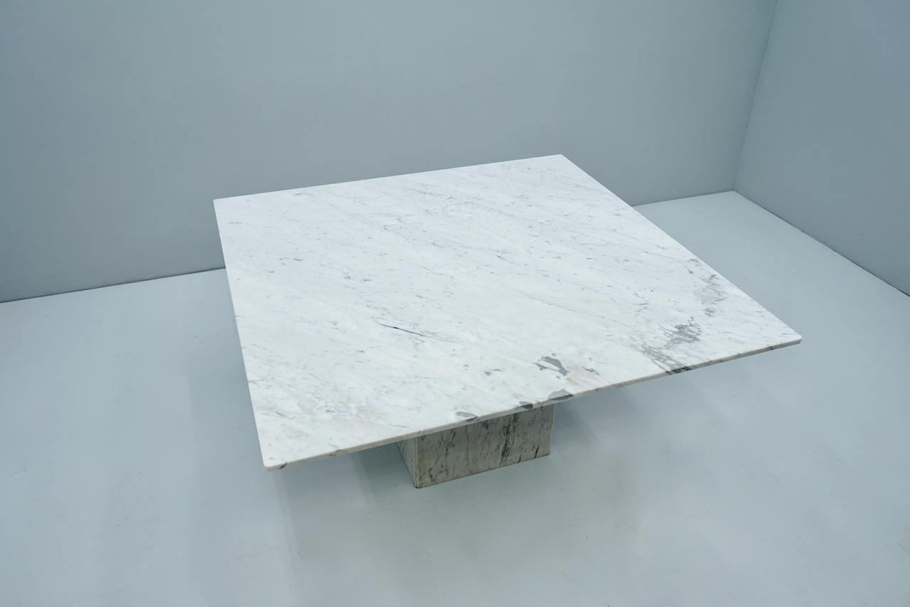 Very Large Square Dining Table in White Carrara Marble, Italy, 1980s In Good Condition For Sale In Frankfurt / Dreieich, DE
