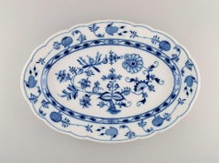 Très grand plat de service Stadt Meissen en porcelaine bleue peinte à la main en forme d'oignon
