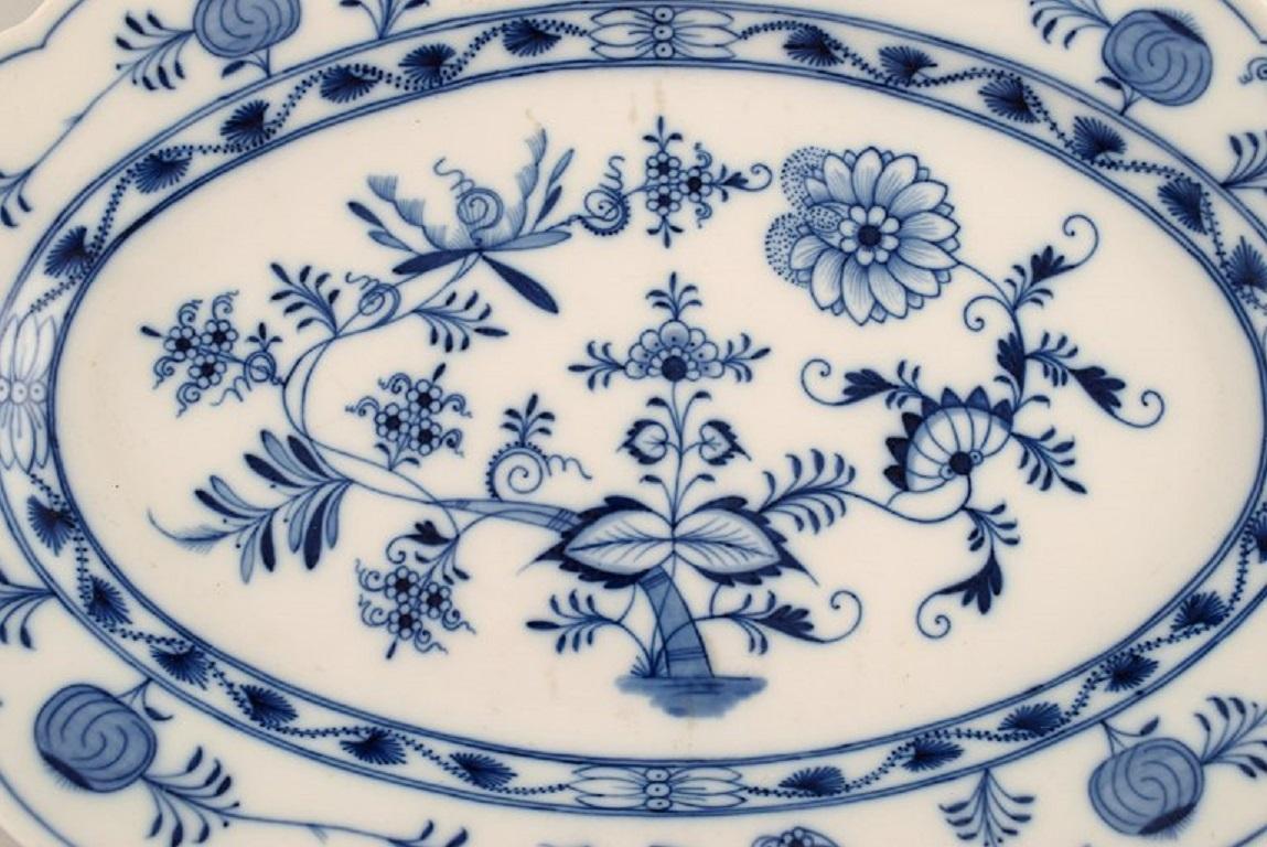 German Very Large Stadt Meissen Blue Onion Serving Dish in Hand-Painted Porcelain