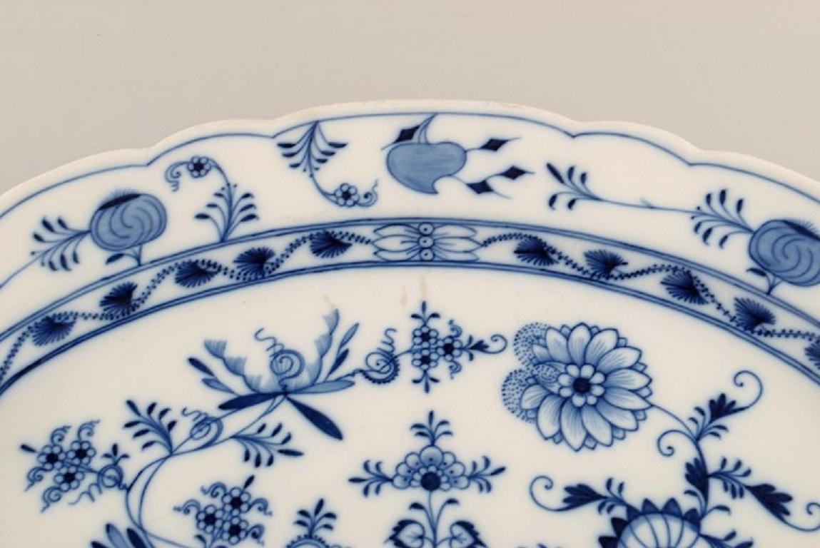 Very Large Stadt Meissen Blue Onion Serving Dish in Hand-Painted Porcelain In Excellent Condition In Copenhagen, DK