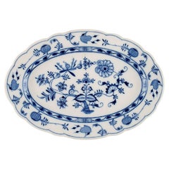 Très grand plat de service Stadt Meissen en porcelaine bleue peinte à la main en forme d'oignon
