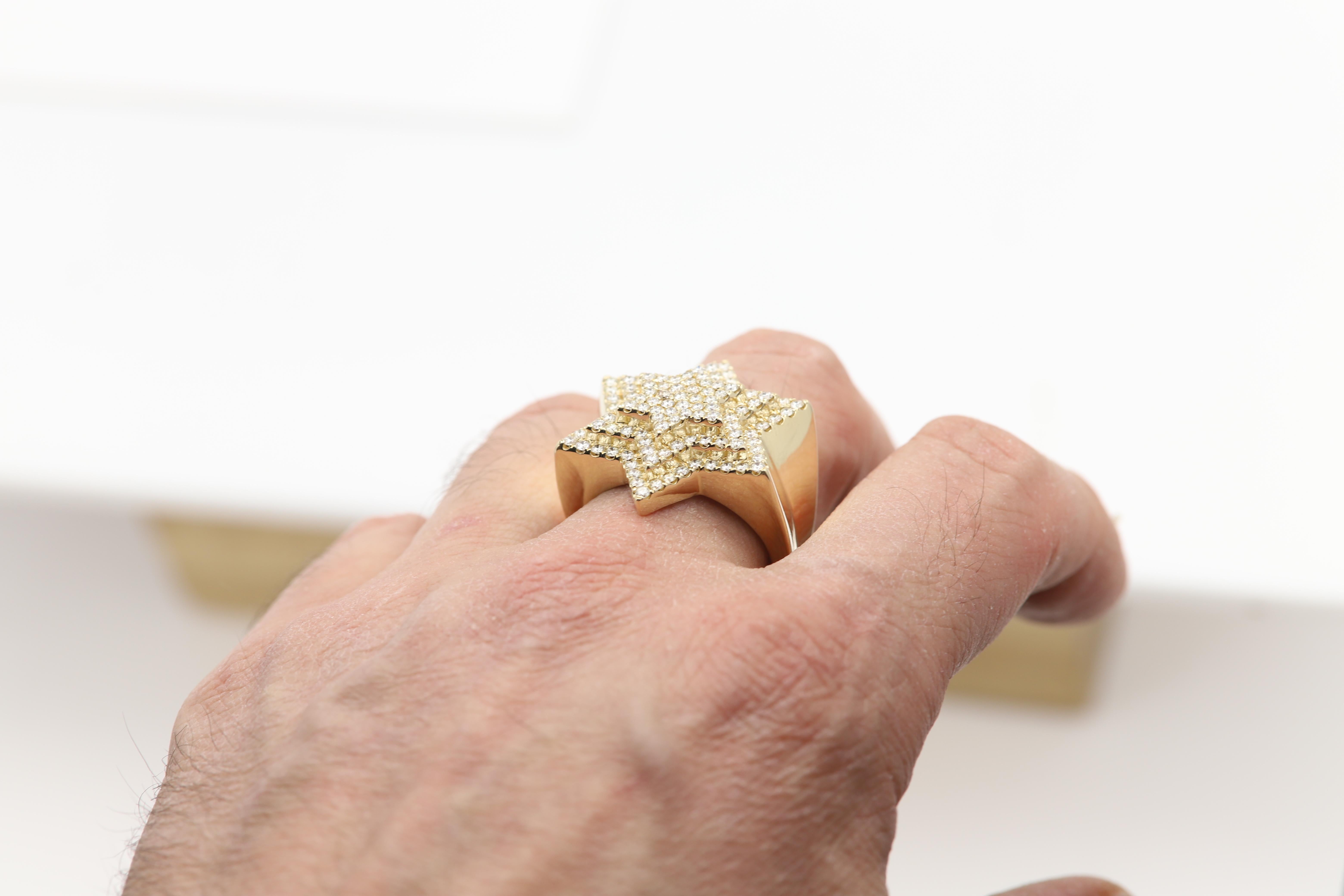 Anello con Stella di David molto grande 4,0 CT di diamanti in oro giallo 14 carati In condizioni buone in vendita a Brooklyn, NY