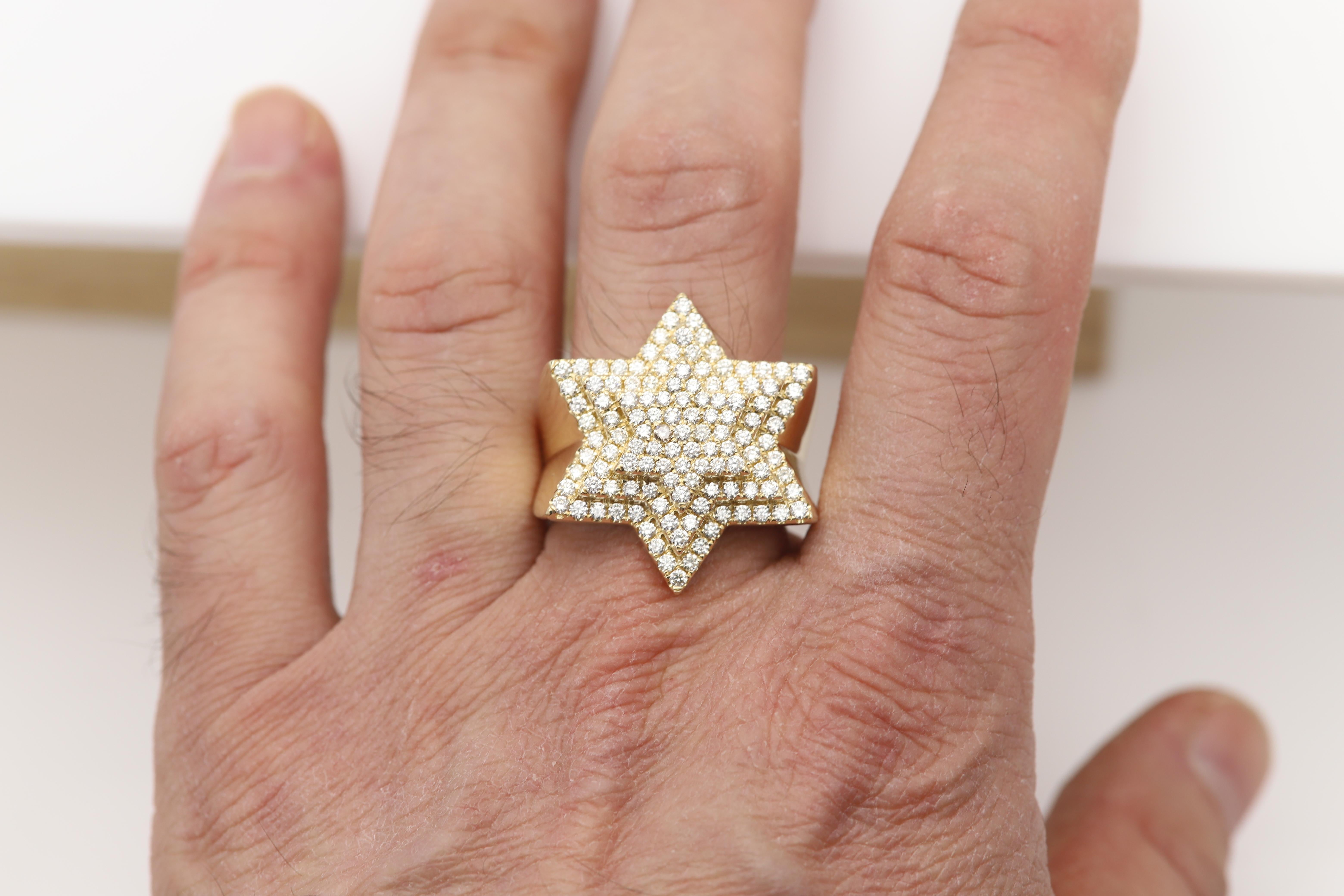 Uomo Anello con Stella di David molto grande 4,0 CT di diamanti in oro giallo 14 carati in vendita