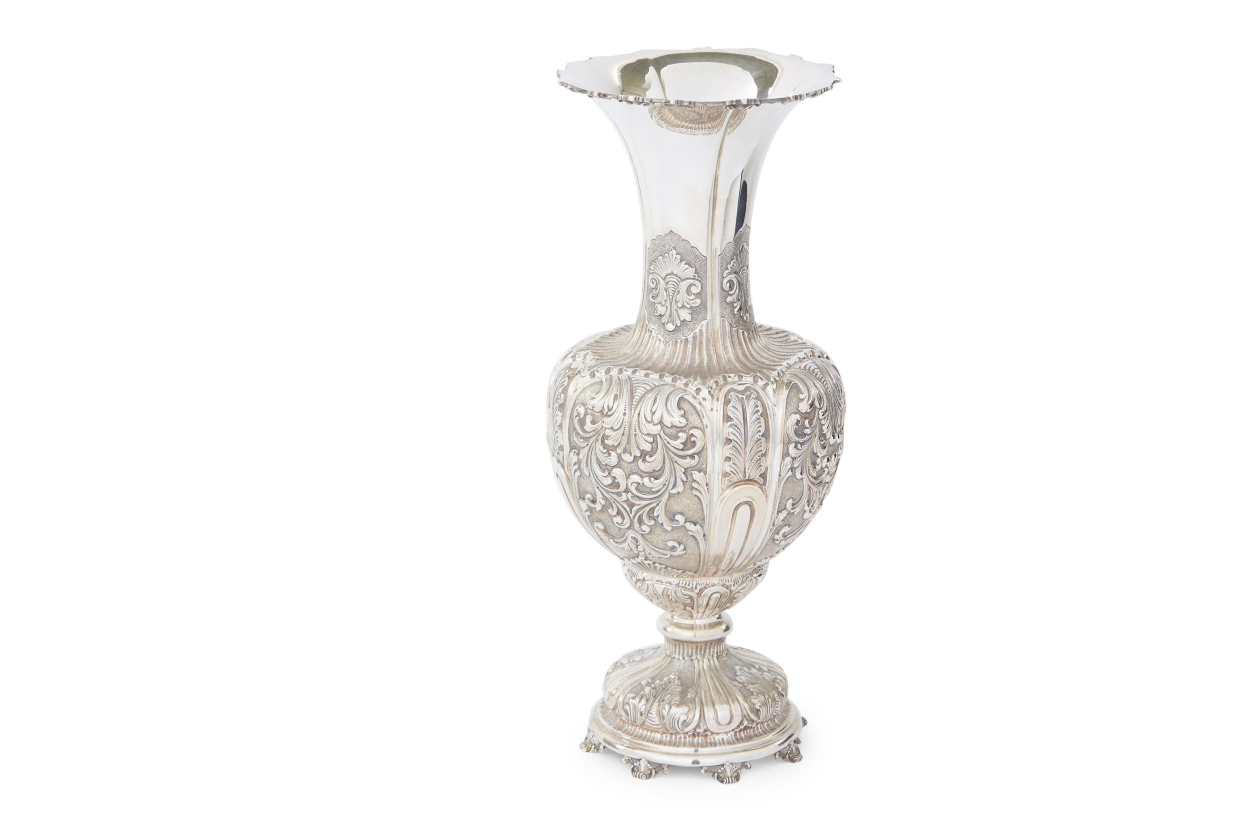 Sehr große 19. Jahrhundert Sterling Silber dekorativen Tafelaufsatz / Vase mit externen Design-Details und geriffelten Hals oben öffnen. Die Vase / Stück ist in großem antiken Zustand. Leichte alters- und gebrauchsbedingte Gebrauchsspuren.