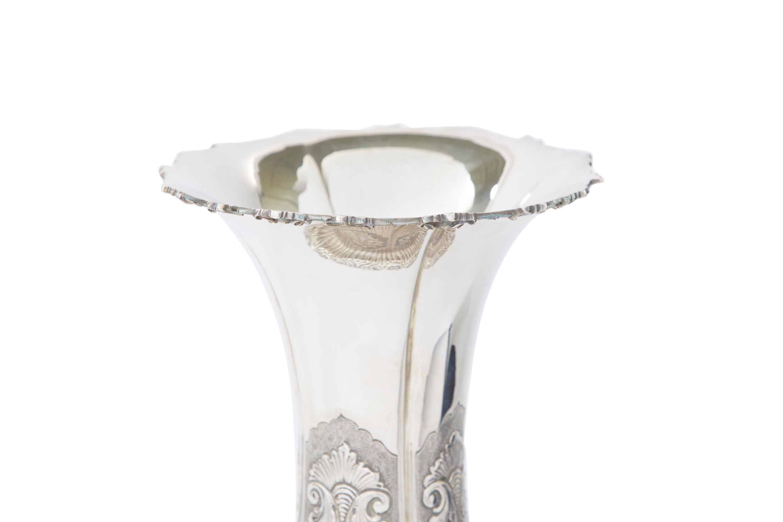Großes dekoratives Stück aus Sterlingsilber / Vase (Italienisch) im Angebot
