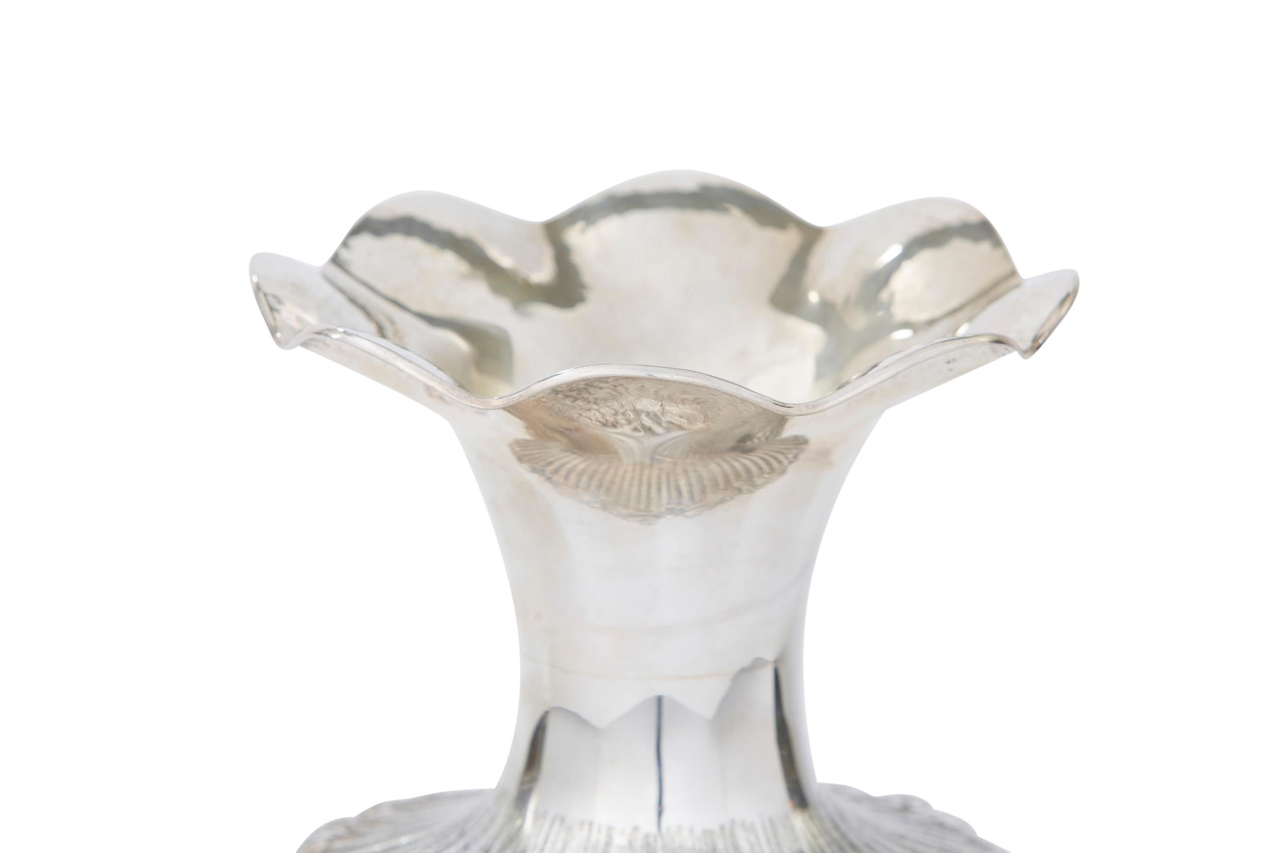 Sehr großes dekoratives Stück / Vase aus Sterlingsilber (Handgefertigt) im Angebot