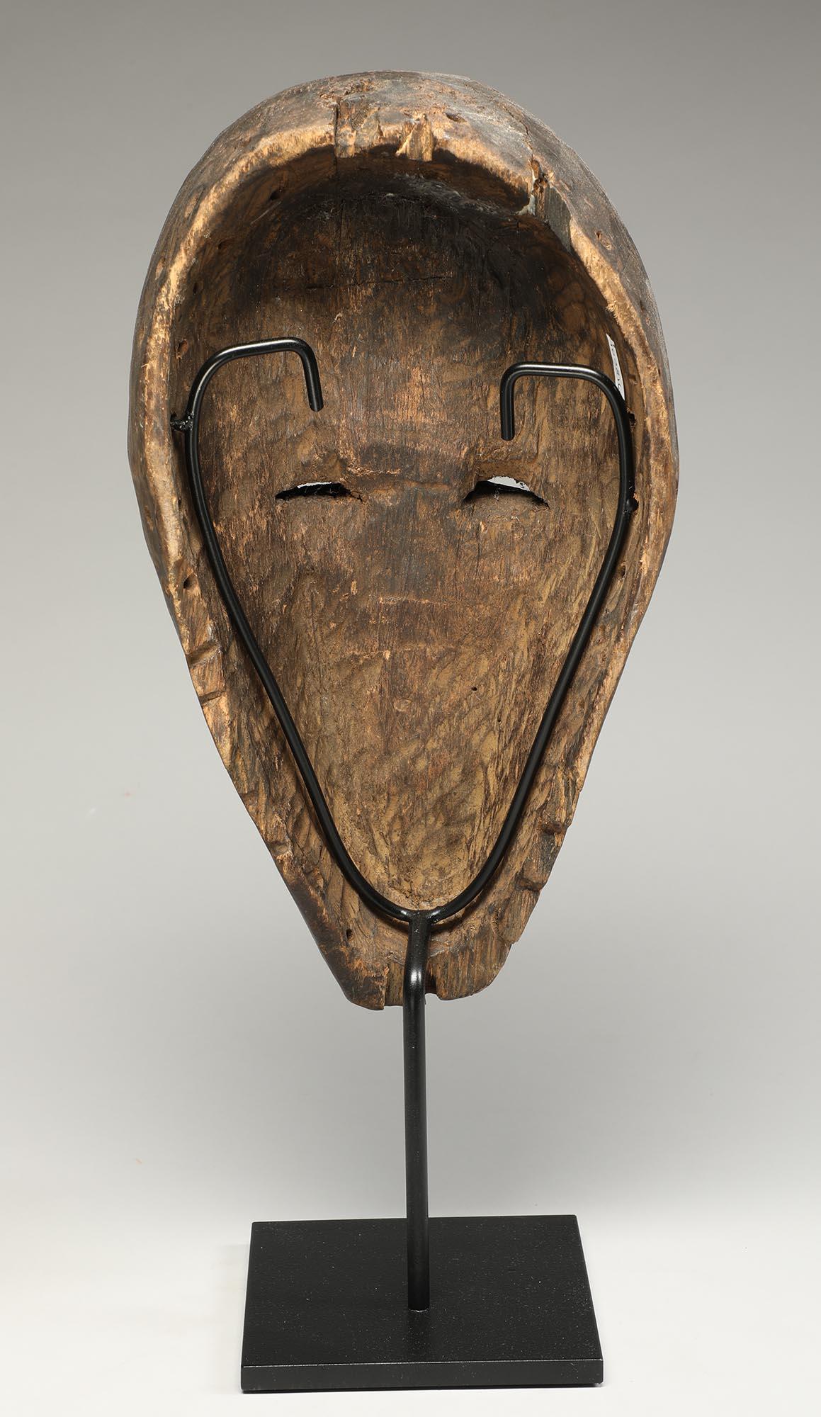Un'antica maschera cubista di Wood Wood di grandi dimensioni con uno sguardo fortemente espressivo, guance spigolose e bocca scolpita con forza. Creato all'inizio del XX secolo dai Dan People della Liberia e della Costa d'Avorio. Ex vecchia tenuta a