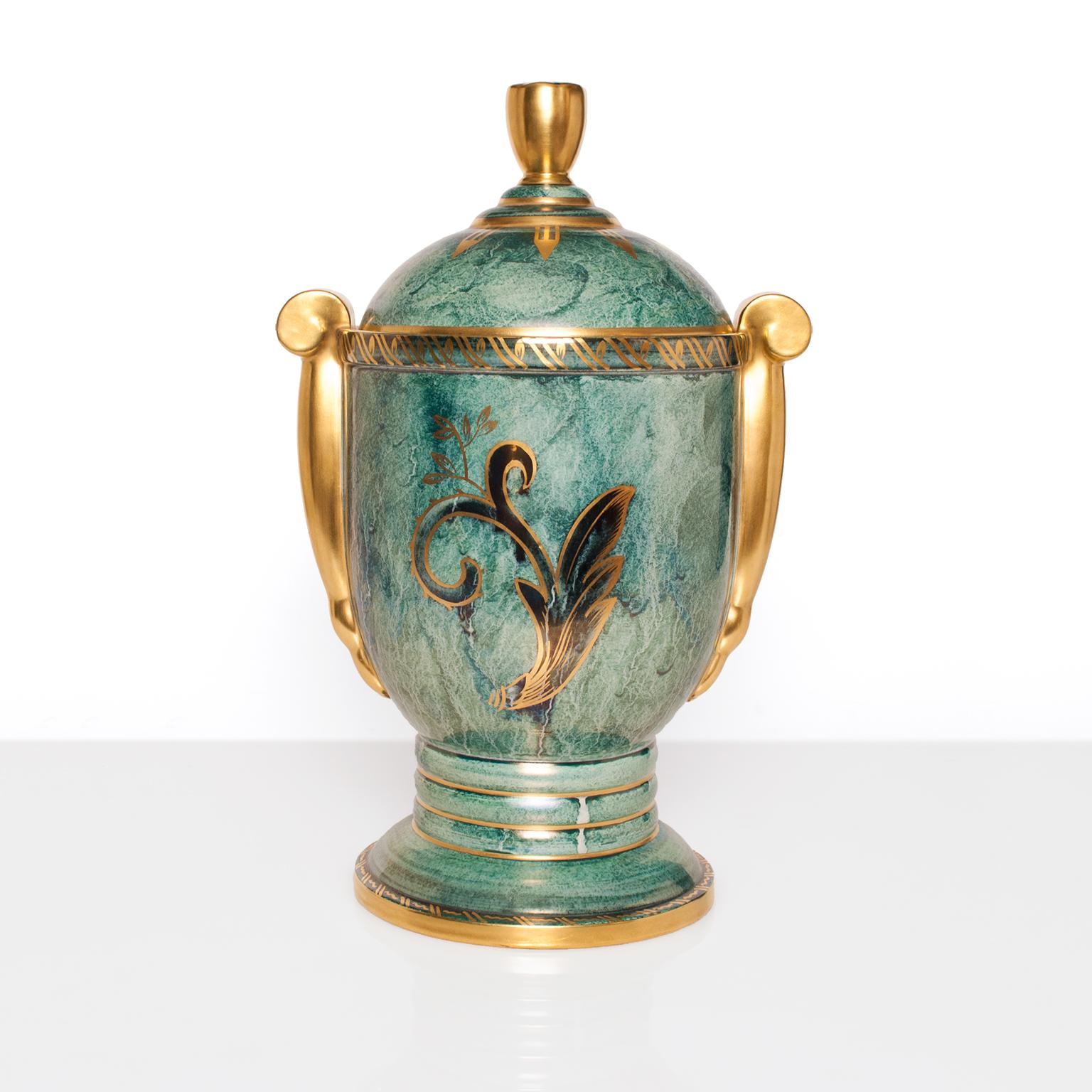 Große und seltene schwedische Art-Deco-Keramik-Urne mit grüner und goldener Glanzglasur, handdekoriert mit Gold. Entworfen von Josef Ekberg für Gustavsberg. Ausgezeichneter Zustand. Höhe 16