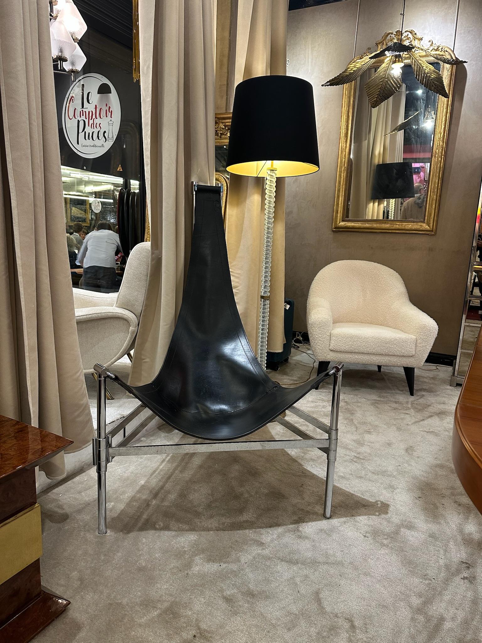 Inka armchair / Swedish Yacht Designers. This high quality armchair of imposing dimensions folds away for storage.

The seat is in thick black leather, the base in chromed tubular steel. Stamped in the thickness of the leather.


Hauteur. 128,5 cm –