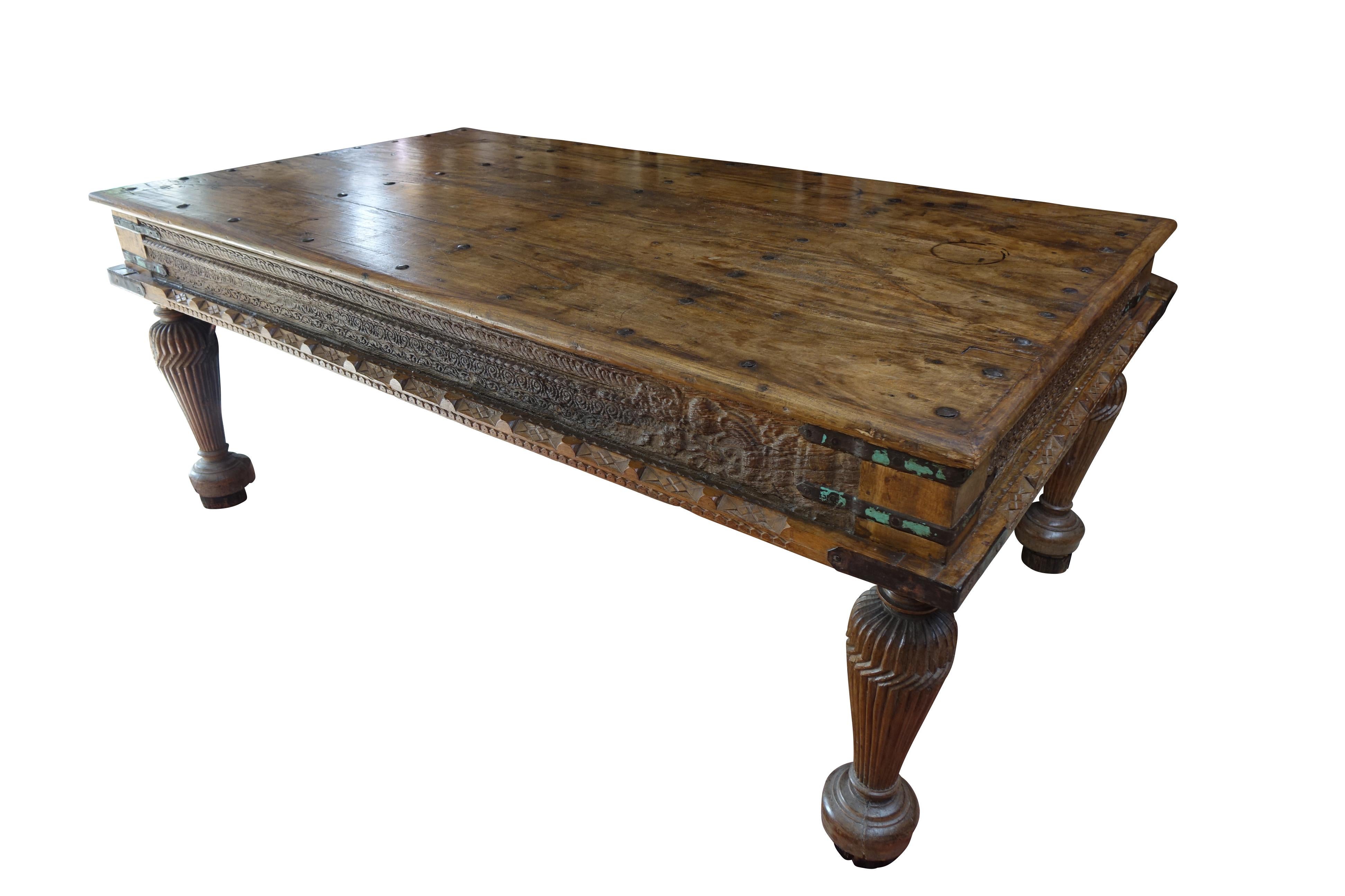  Spectaculaire table-console de palais de maharaja indien en bois de teck, 19e siècle.
 Une table de palais spectaculaire, souvent utilisée comme console dans les immenses couloirs des palais des maharajas. Pièce très décorative parfaite pour les