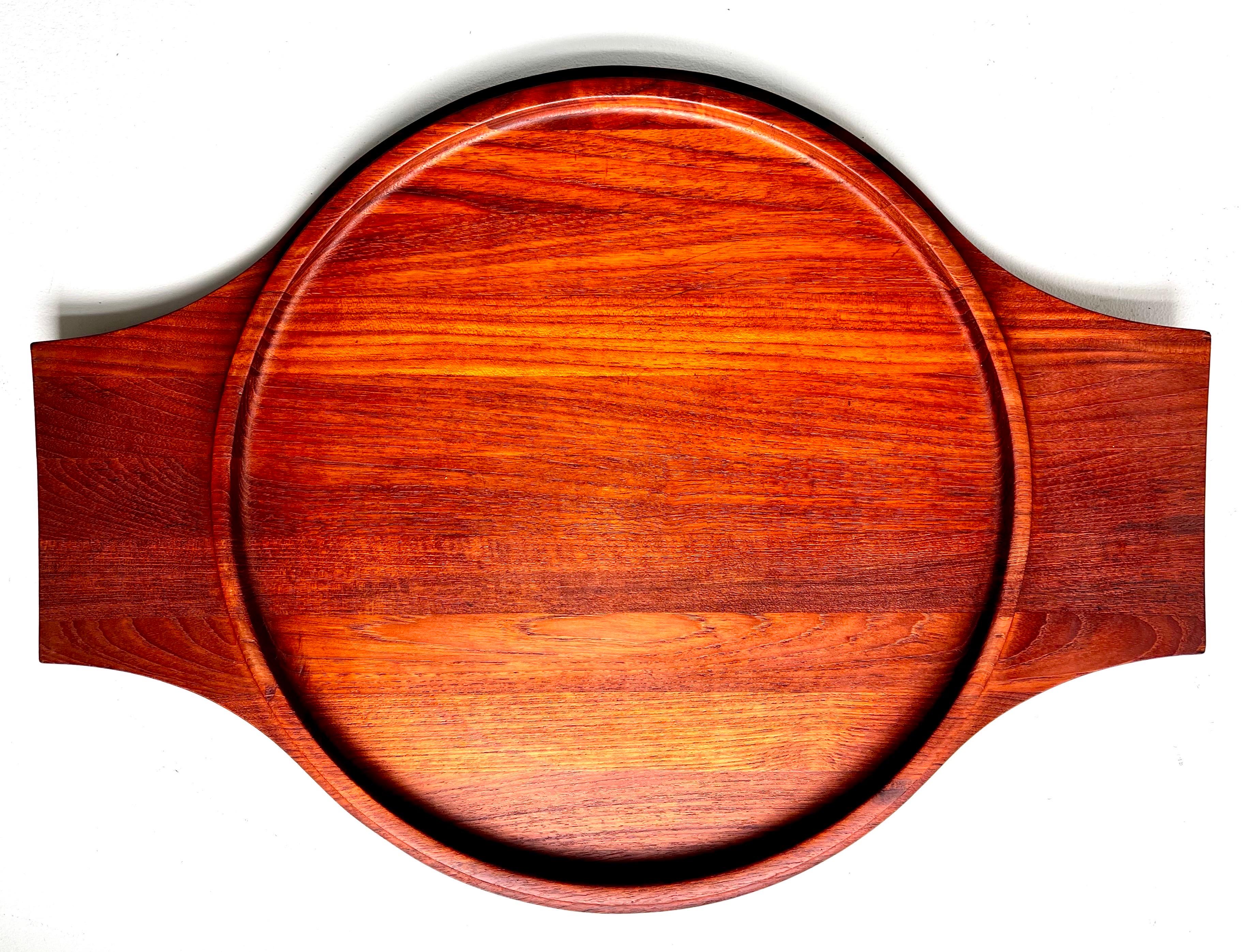 Bandeja de teca muy grande
por Jens Quistgaard 
para Dansk Designs 
Dinamarca, hacia 1960
Marca en la parte inferior: Dansk Designs Dinamarca IHQ

