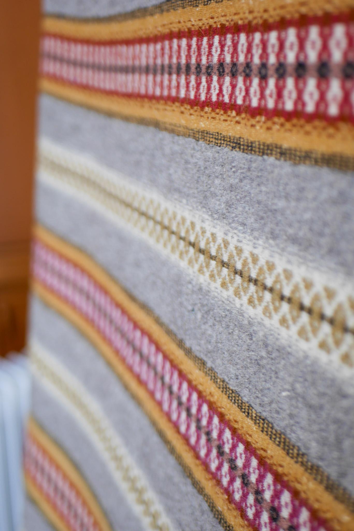 Artisanat Très grande décoration murale traditionnelle scandinave, connue sous le nom de Rana en vente