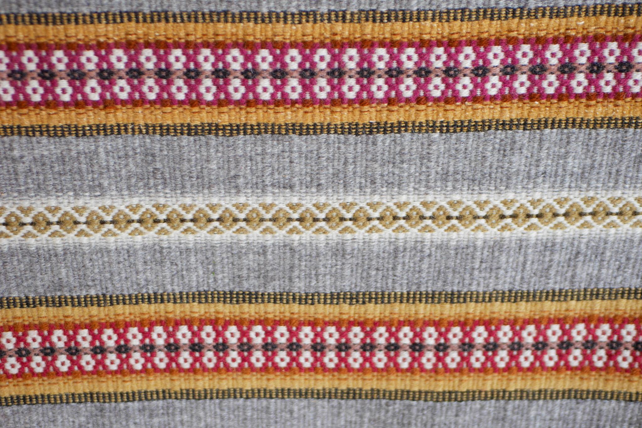 Tissé à la main Très grande décoration murale traditionnelle scandinave, connue sous le nom de Rana en vente