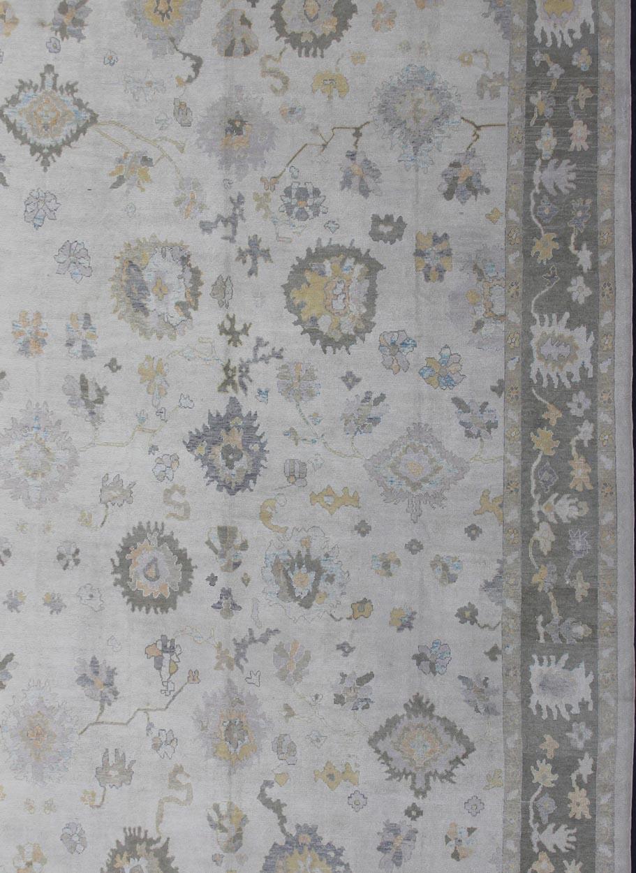 Annodato a mano Tappeto Oushak turco molto grande con una tavolozza di colori neutri e un design all-over in vendita