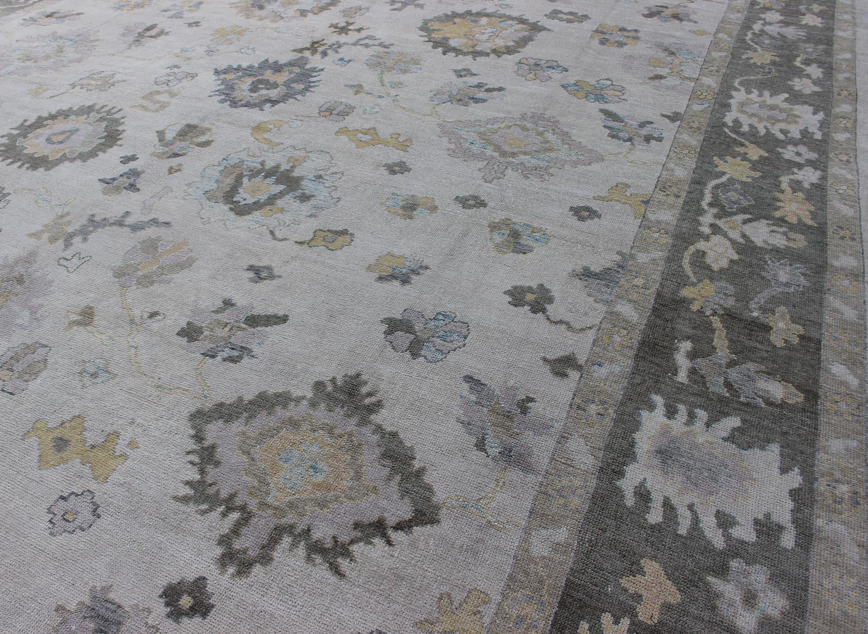 Tappeto Oushak turco molto grande con una tavolozza di colori neutri e un design all-over in vendita 2