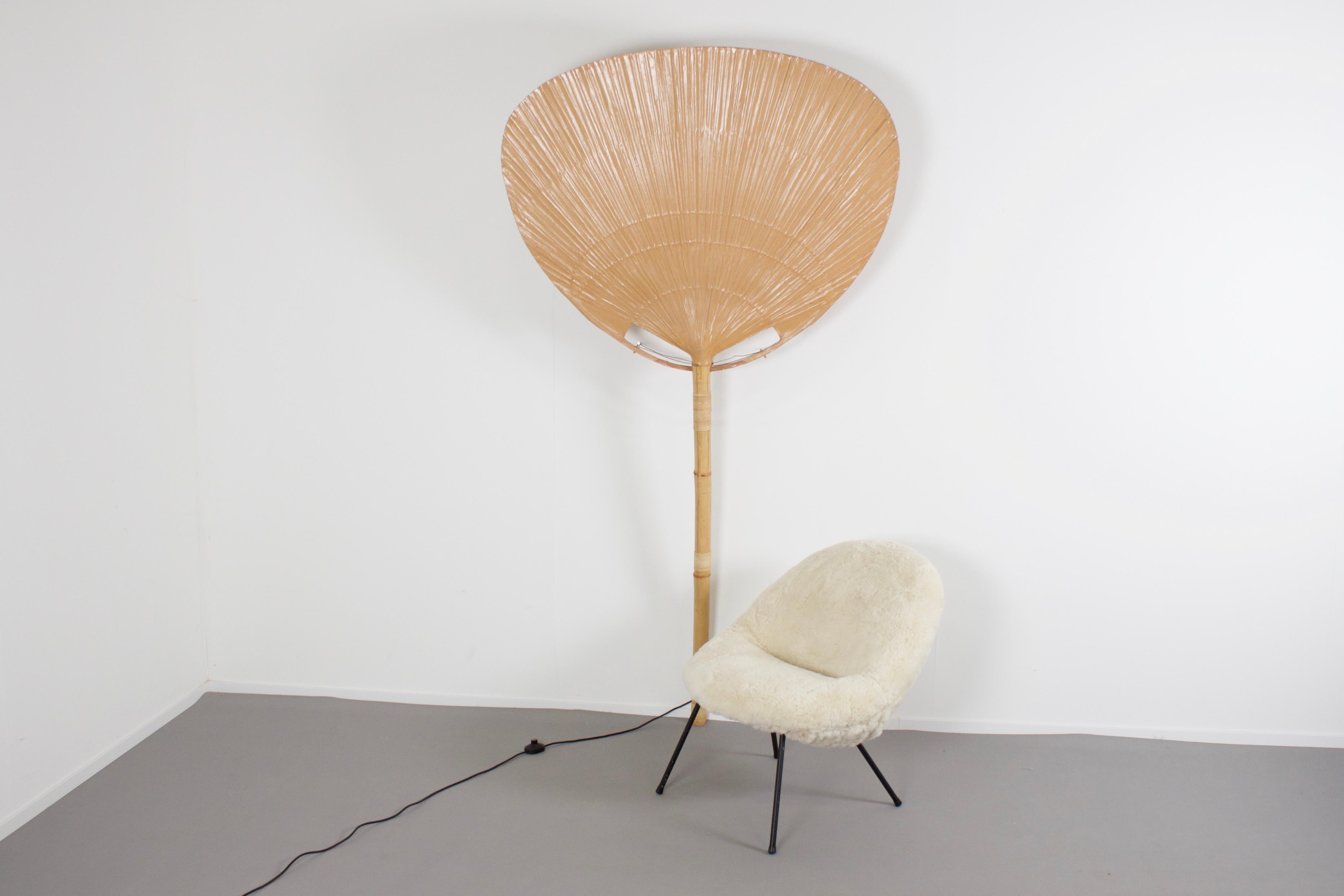 Rare large ‘Uchiwa’ fan floor lamp by Ingo Maurer in very good condition.

Designed by Ingo Maurer for M design, Germany.

This lamp was handmade in 1977 from bamboo, wicker and Japanese rice paper.
They are very fragile and therefor very hard to