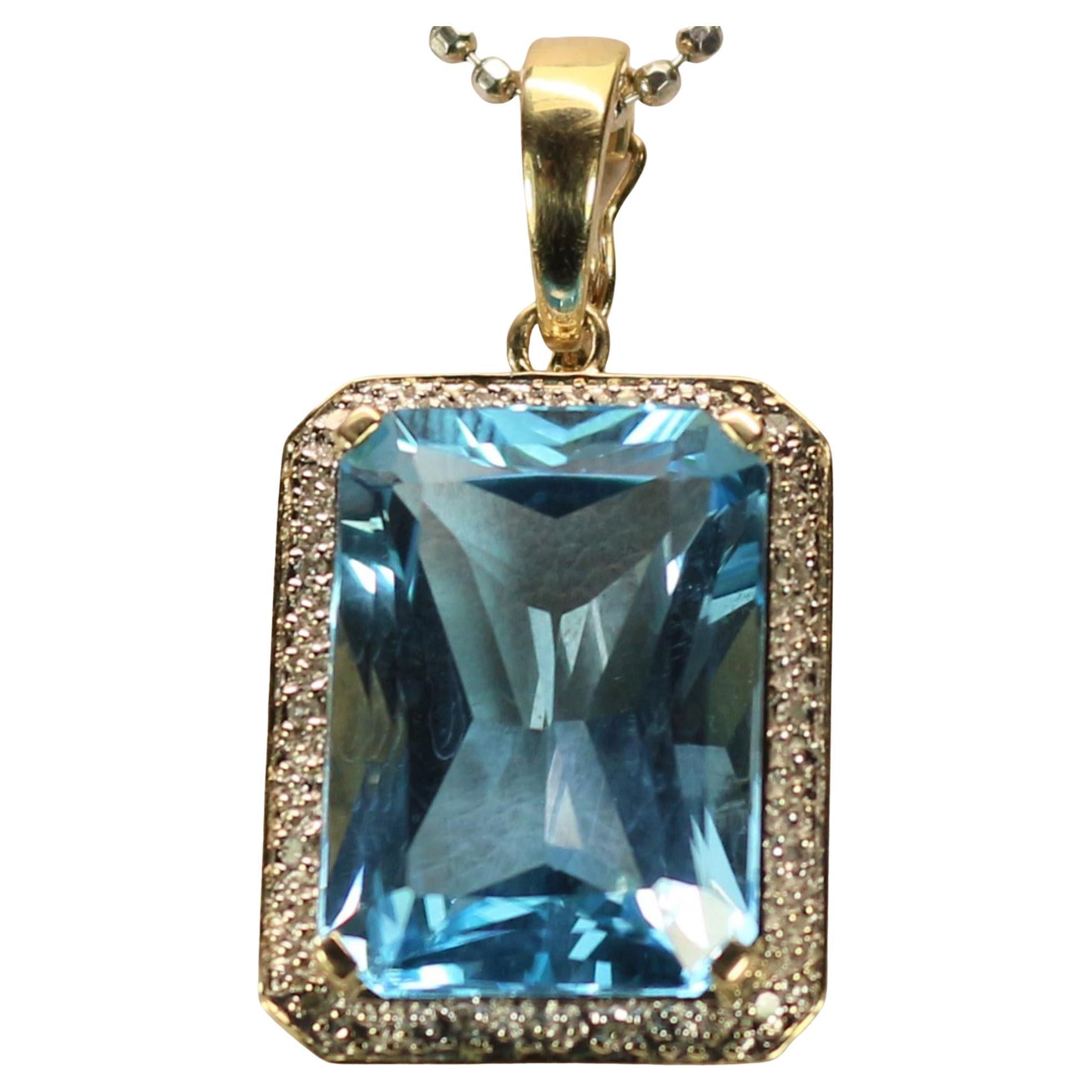 Very large Vario clip pendant 585 white and yellow gold, Swissblue blue topaz diamonds - 19579 -
On the side, 14 diamond roses are inserted. The Swiss blue topaz  is completely surrounded by diamonds.

Depth  9.3 mm
Length 31.8 mm, without clip 21.3