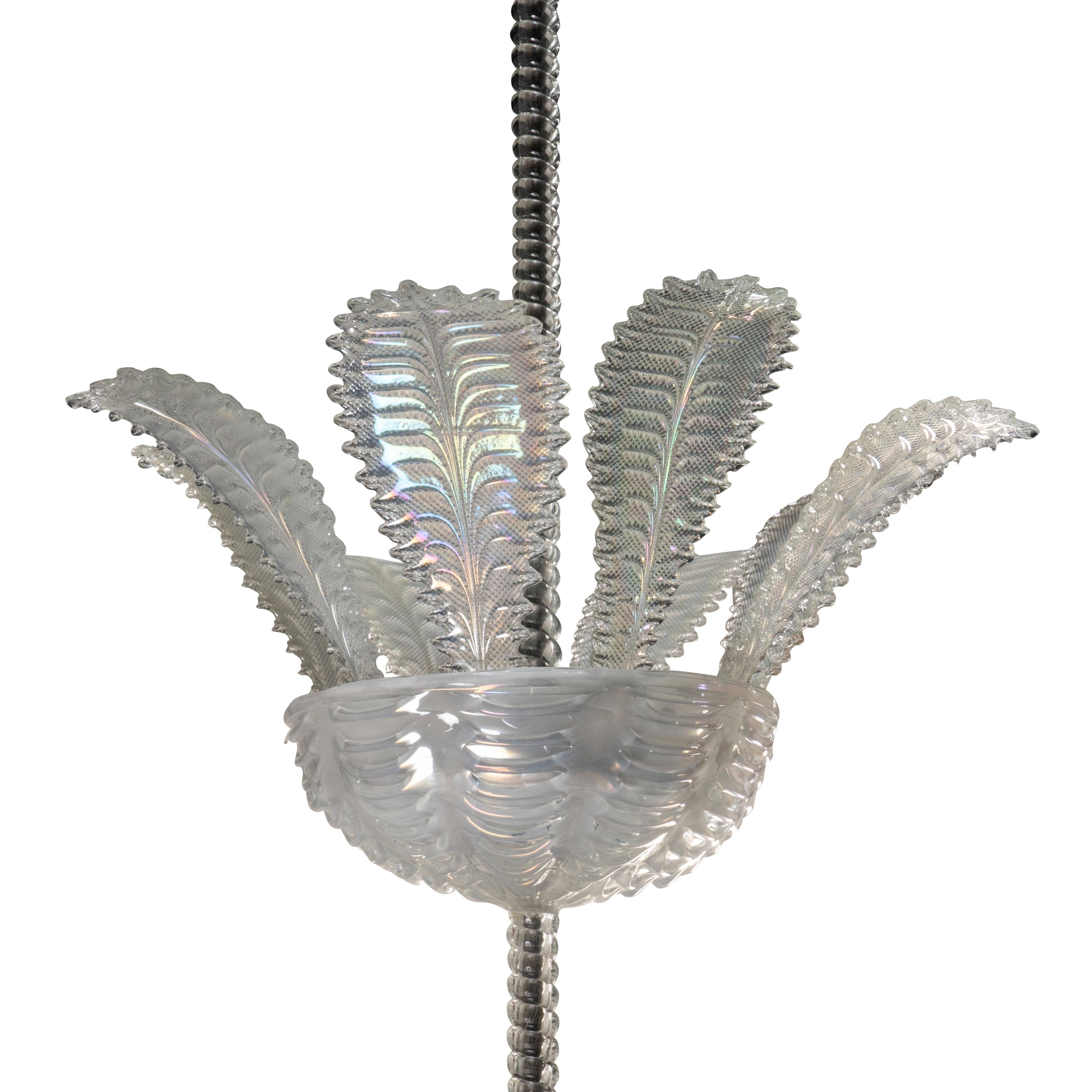Très grand lustre vénitien des années 50, grandes feuilles de verre irisé de Murano, très belle coupe en verre bullé de Seguso.
Italie vers 1950.


Hauteur 130 cm - 51,18 po
Diamètre 82 cm - 32,28 po