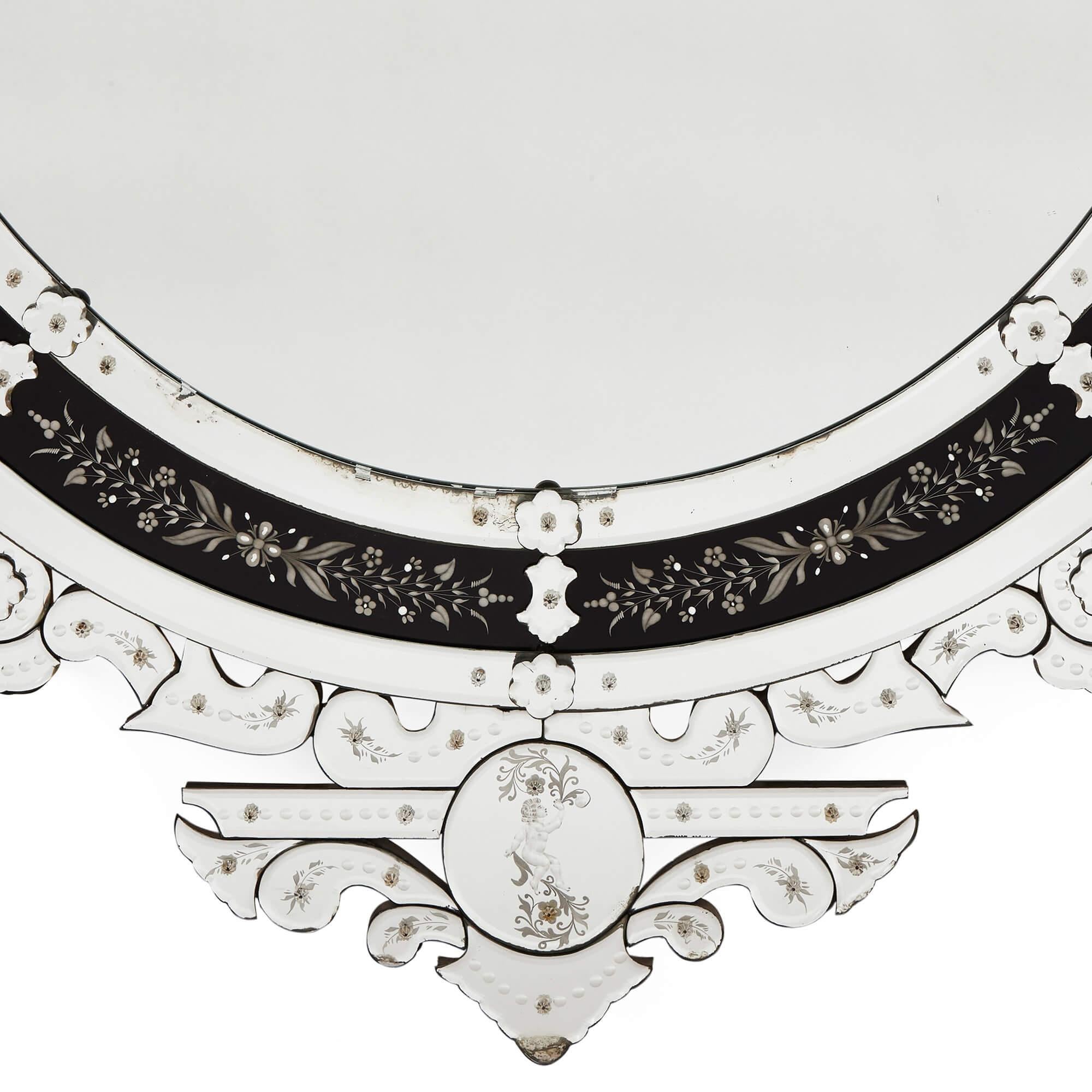 italien Très grand miroir vénitien avec décoration gravée en vente