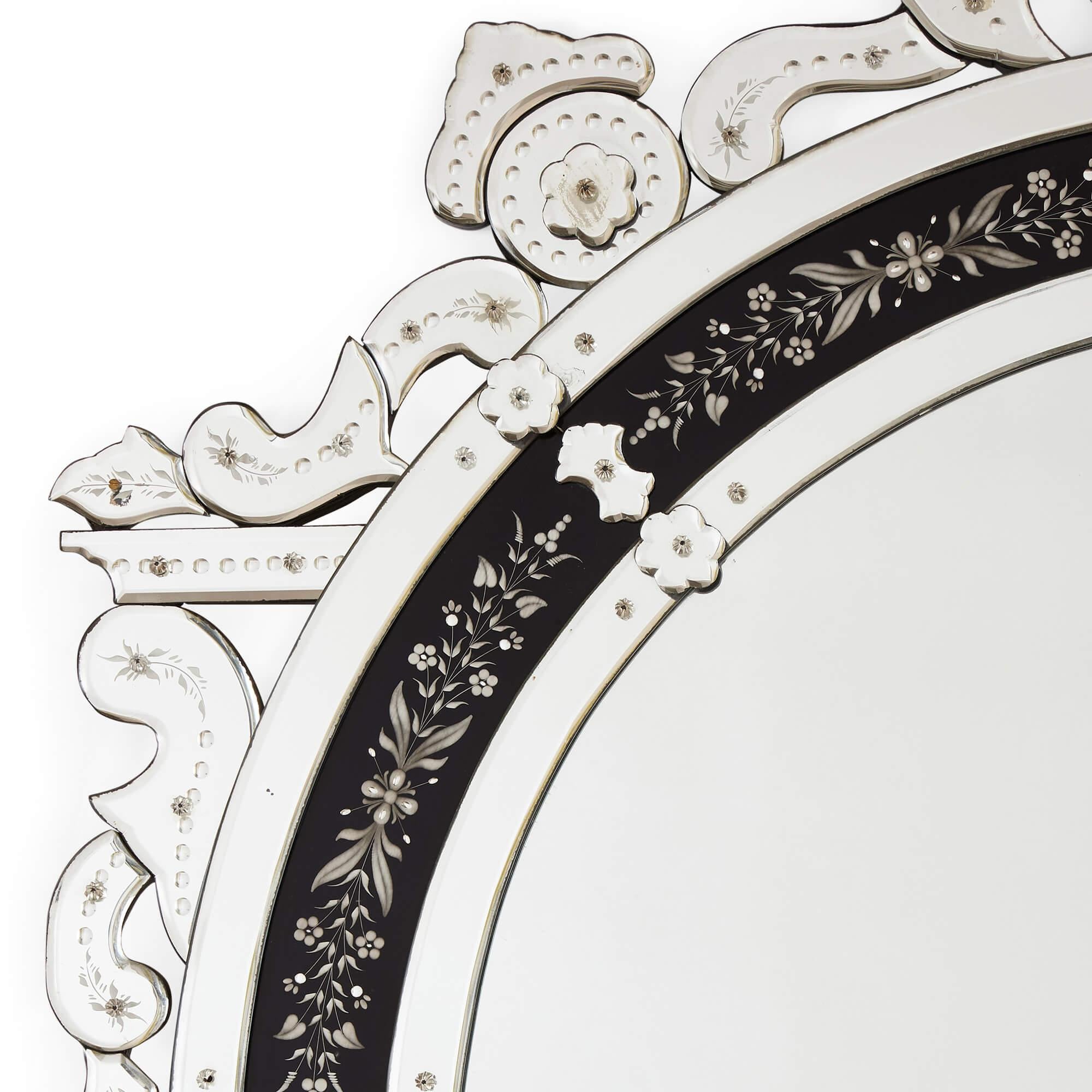 Gravé Très grand miroir vénitien avec décoration gravée en vente
