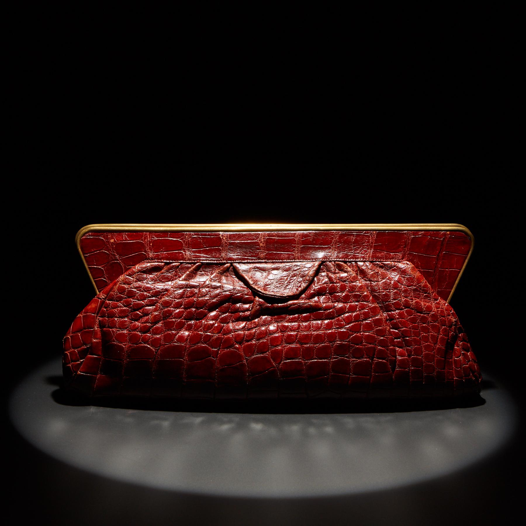 A very large 20th vintage crocodile clutch bag 
from the late Art Deco period, circa 1935-1938.
 
Still in great condition both on exterior and interior. 
The exterior supple skins are all in excellent condition and the ruby red color has a real