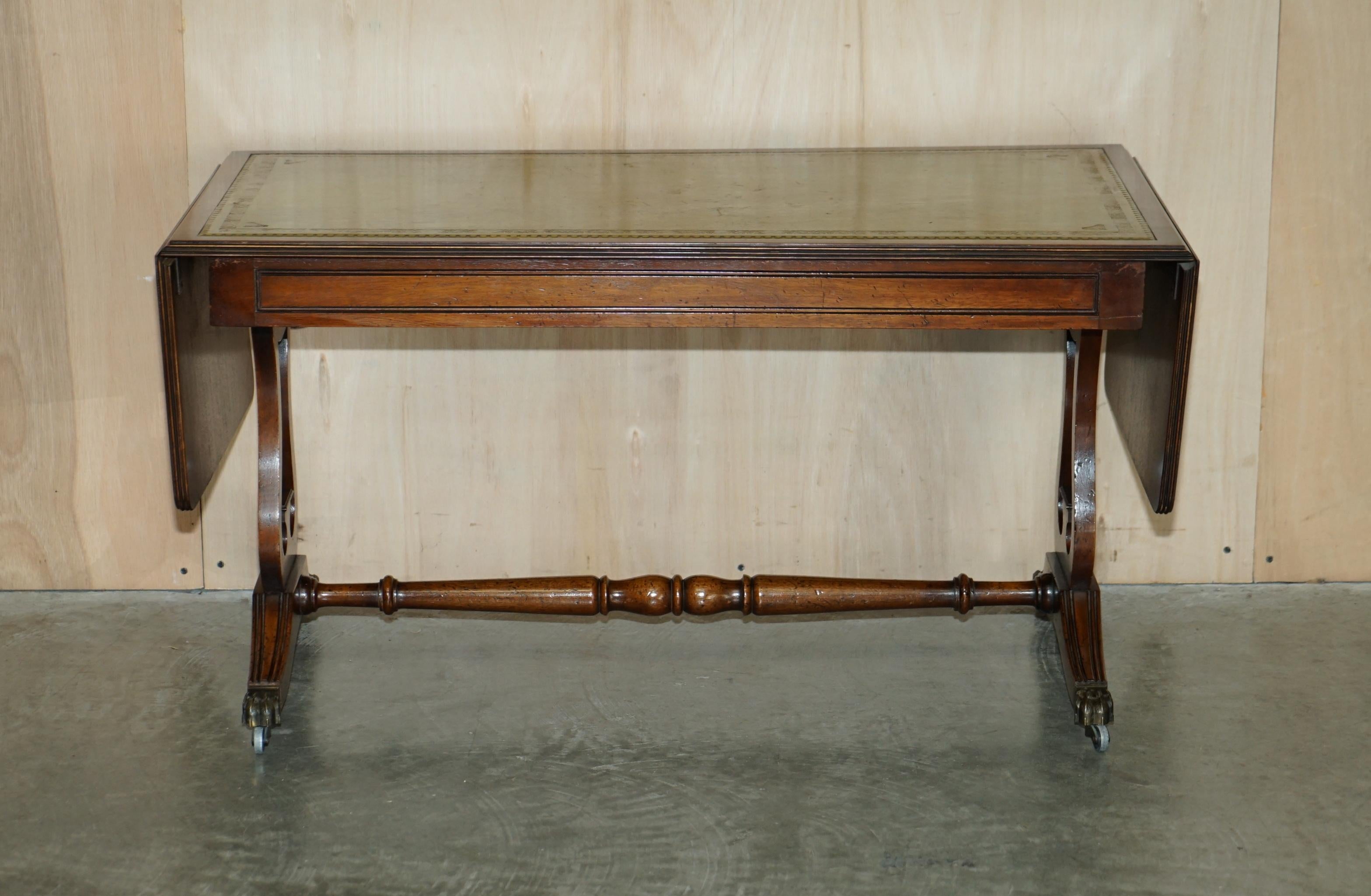 Nous sommes ravis de proposer à la vente cette table basse à rallonge Bevan Funnell en cuir vert acajou en très bon état.

Il s'agit d'une pièce très bien faite et polyvalente avec une belle patine du bois et un superbe dessus en cuir vert de