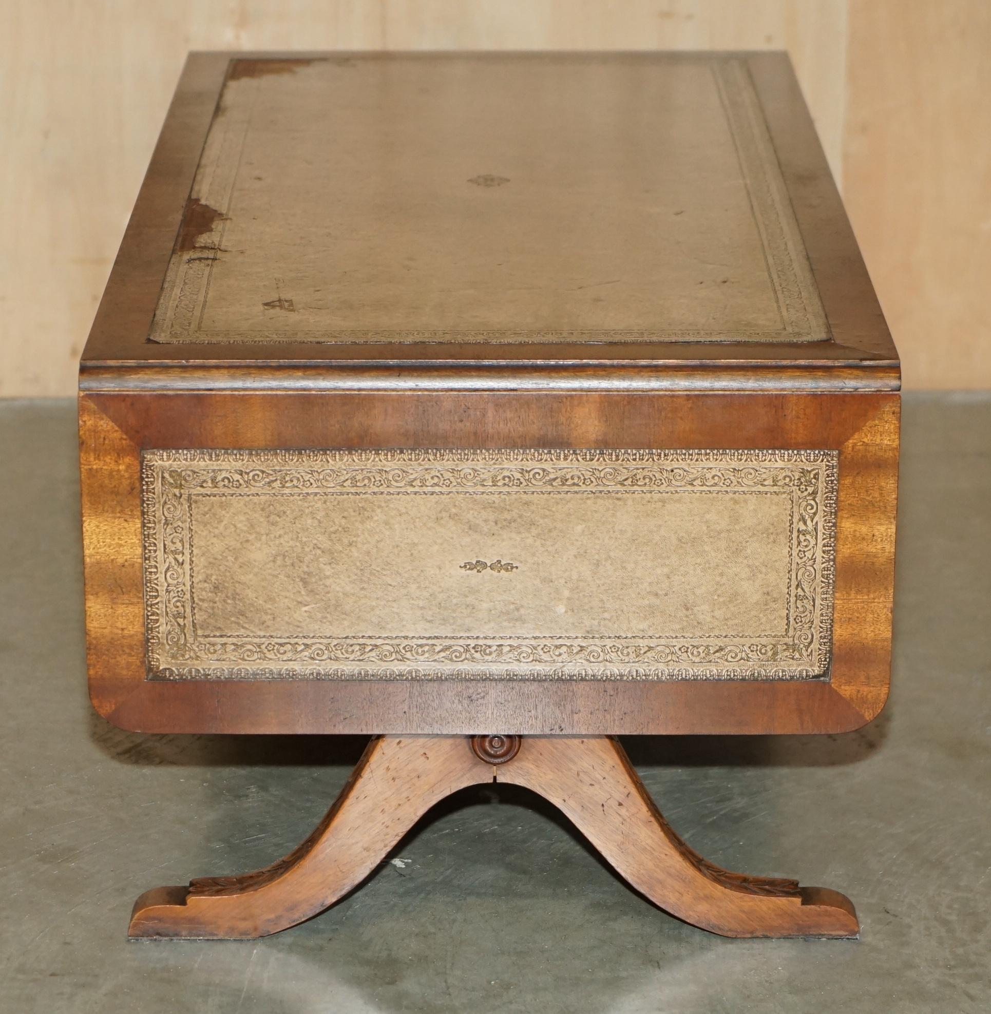 TRÈS GRANDE TABLE À CAFÉ EN CUIR BEVAN FUNNELL À RALLONGE, HAUT DE COFFRE DISTRESSÉ en vente 2