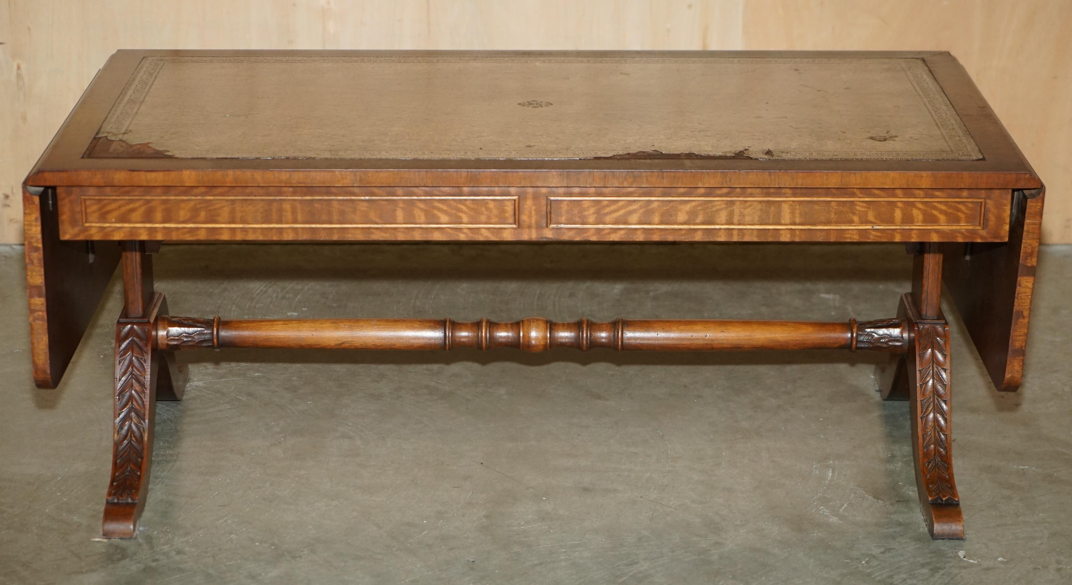 TRÈS GRANDE TABLE À CAFÉ EN CUIR BEVAN FUNNELL À RALLONGE, HAUT DE COFFRE DISTRESSÉ en vente 3