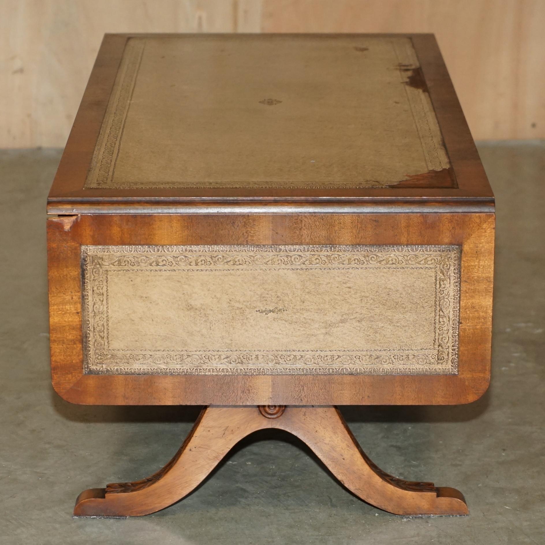 TRÈS GRANDE TABLE À CAFÉ EN CUIR BEVAN FUNNELL À RALLONGE, HAUT DE COFFRE DISTRESSÉ en vente 4