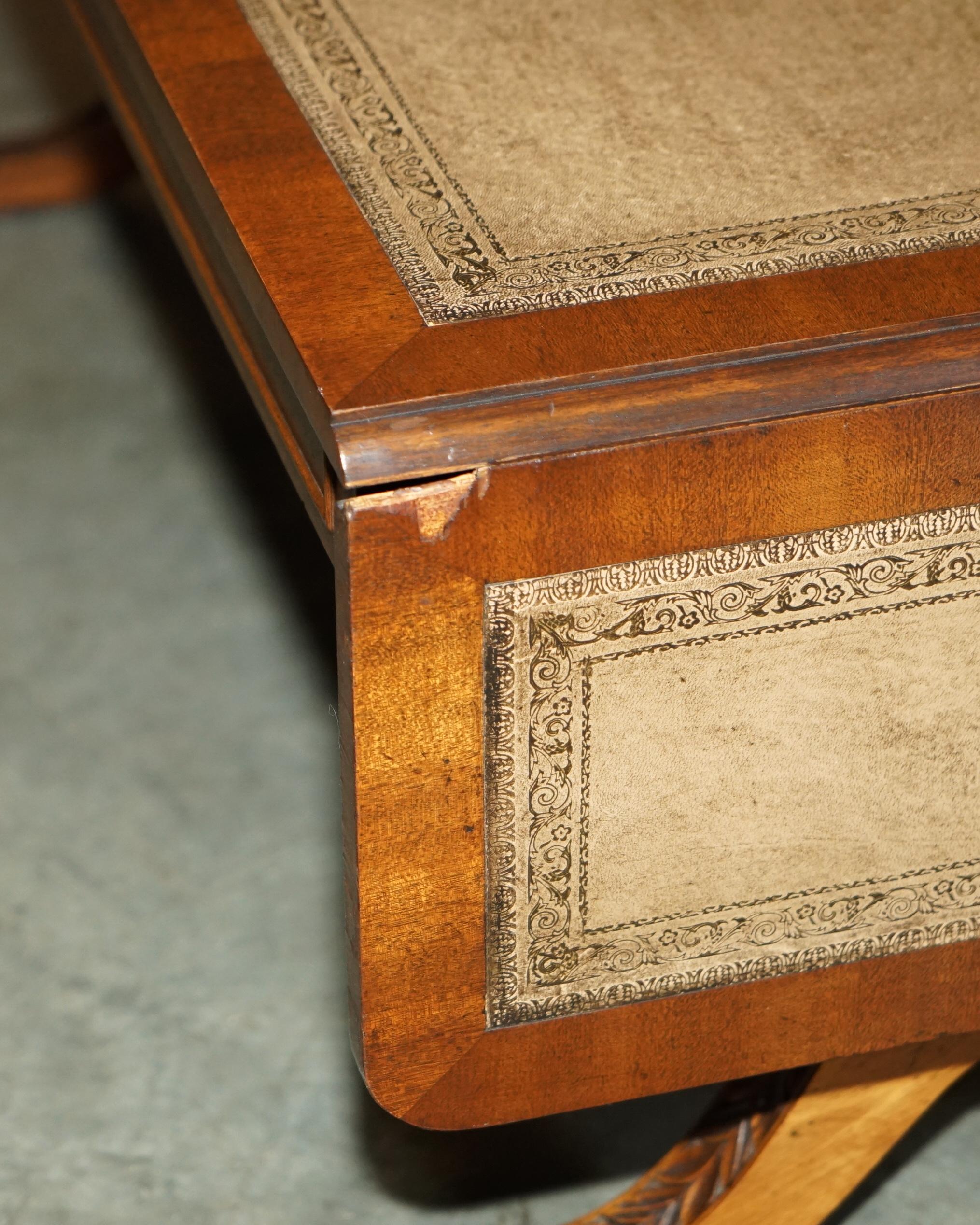 TRÈS GRANDE TABLE À CAFÉ EN CUIR BEVAN FUNNELL À RALLONGE, HAUT DE COFFRE DISTRESSÉ en vente 5