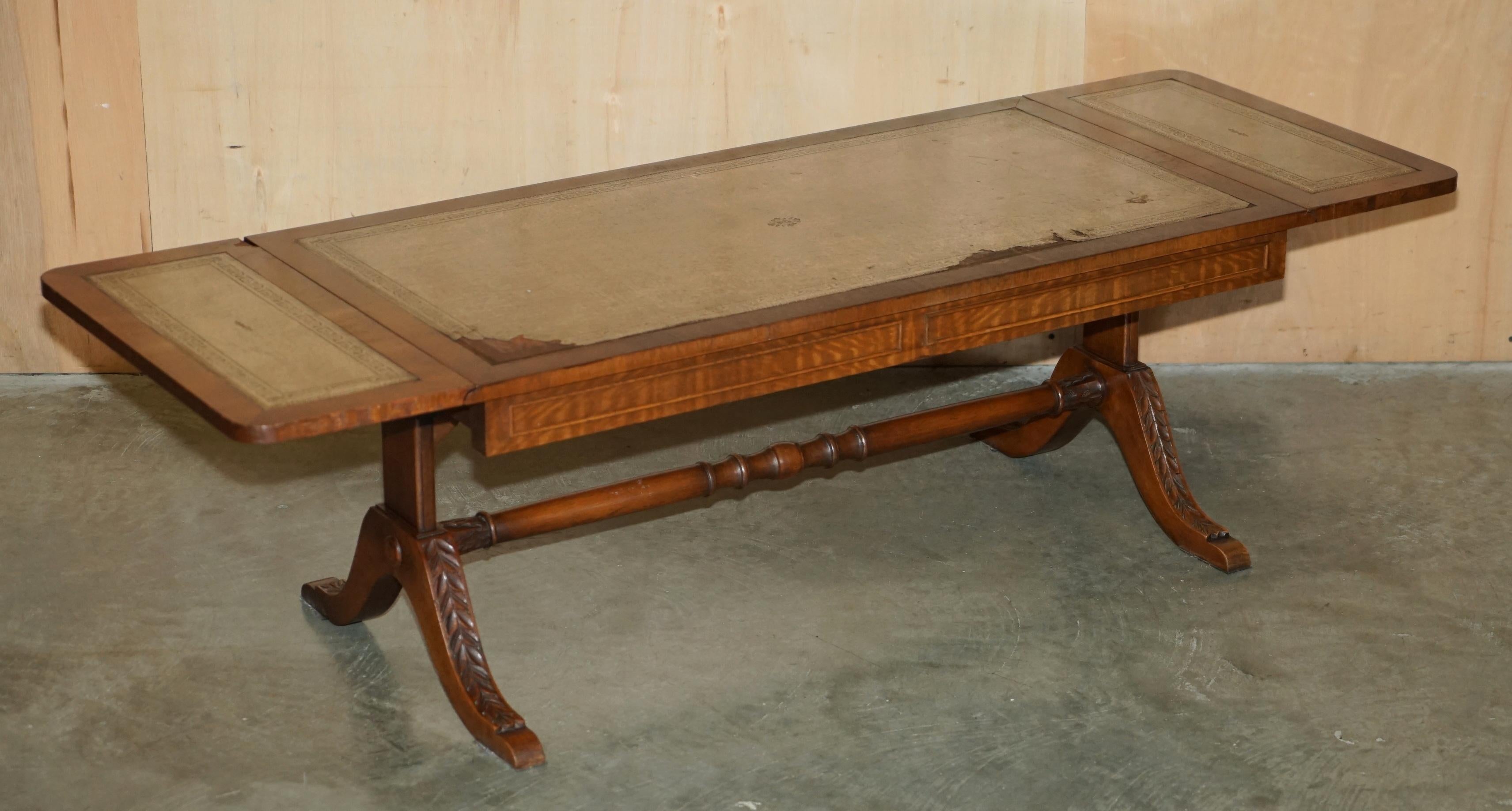 TRÈS GRANDE TABLE À CAFÉ EN CUIR BEVAN FUNNELL À RALLONGE, HAUT DE COFFRE DISTRESSÉ en vente 6