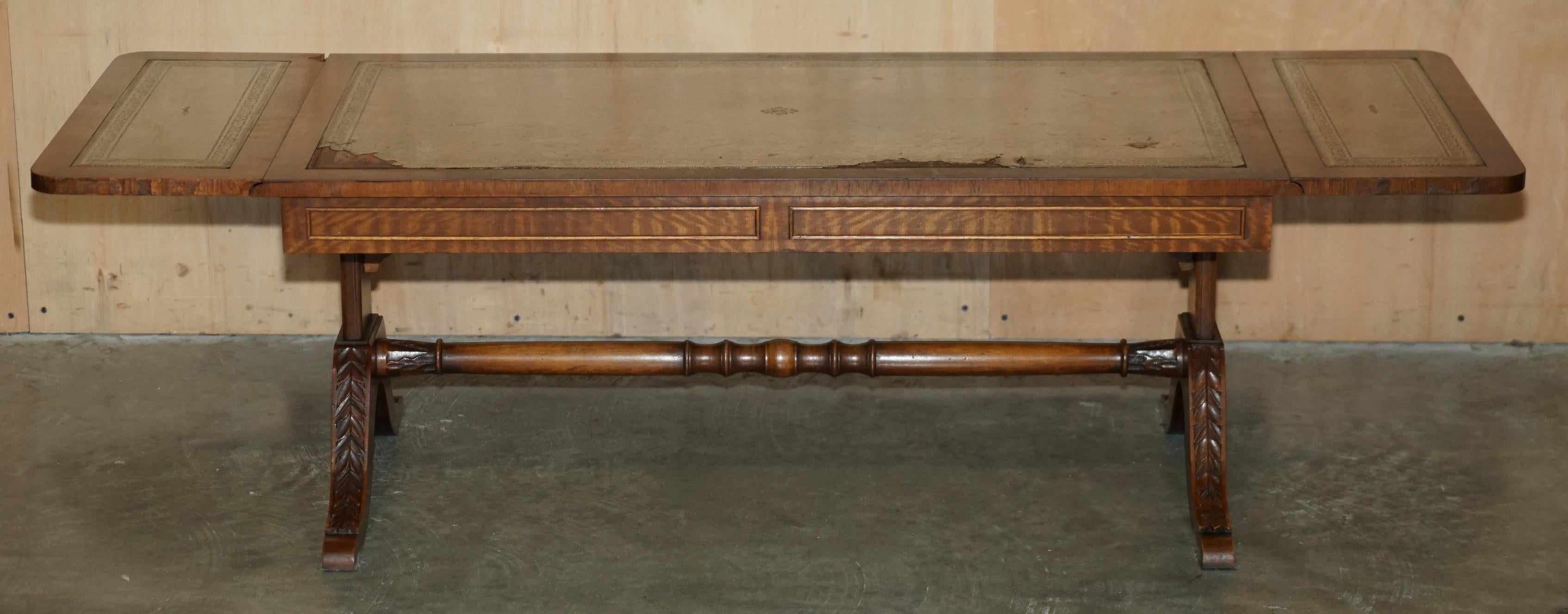 TRÈS GRANDE TABLE À CAFÉ EN CUIR BEVAN FUNNELL À RALLONGE, HAUT DE COFFRE DISTRESSÉ en vente 7